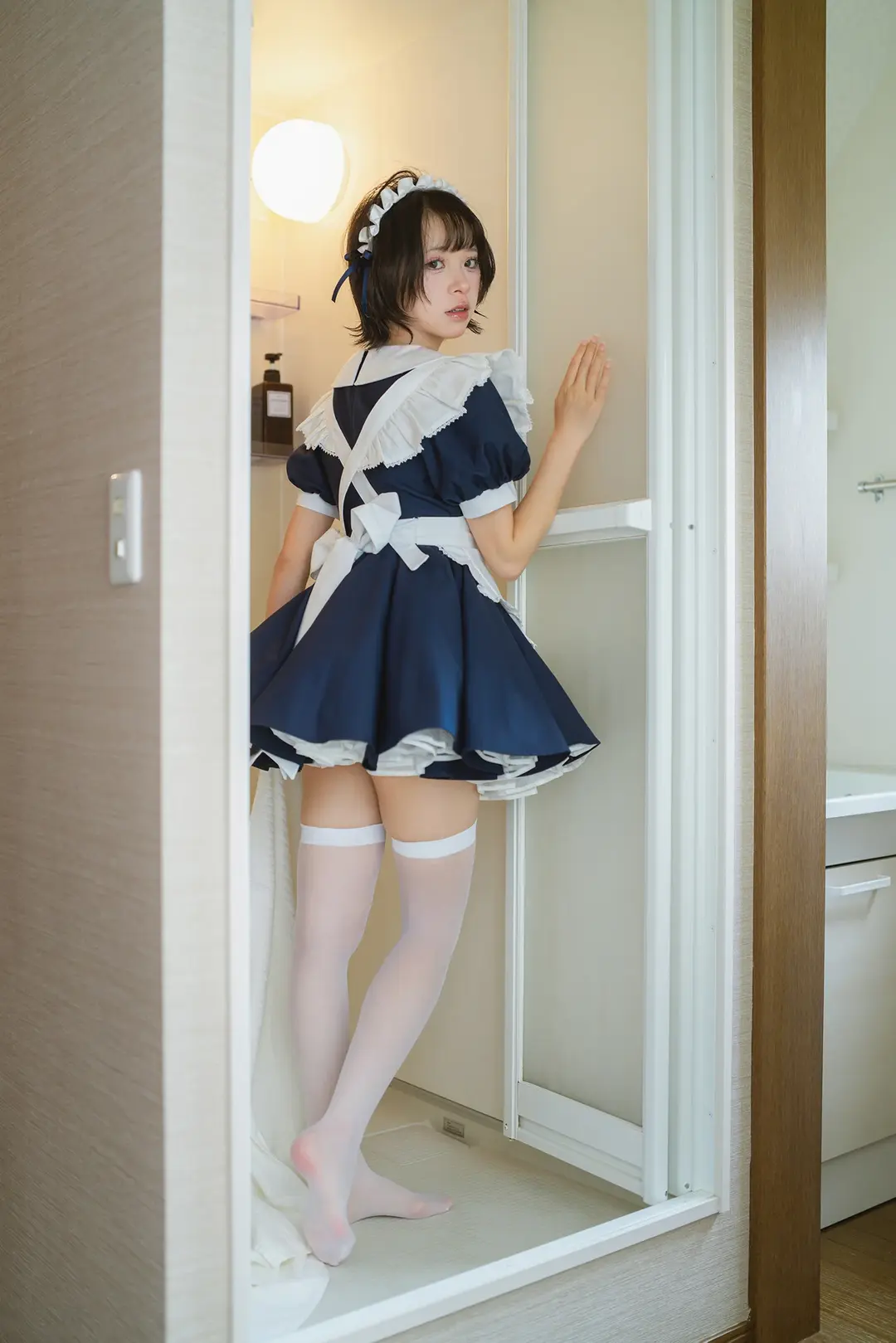 cosplay摄影, 女仆装cos, 白丝过膝袜, 浴室写真, 索尼A7R3 - 第1张