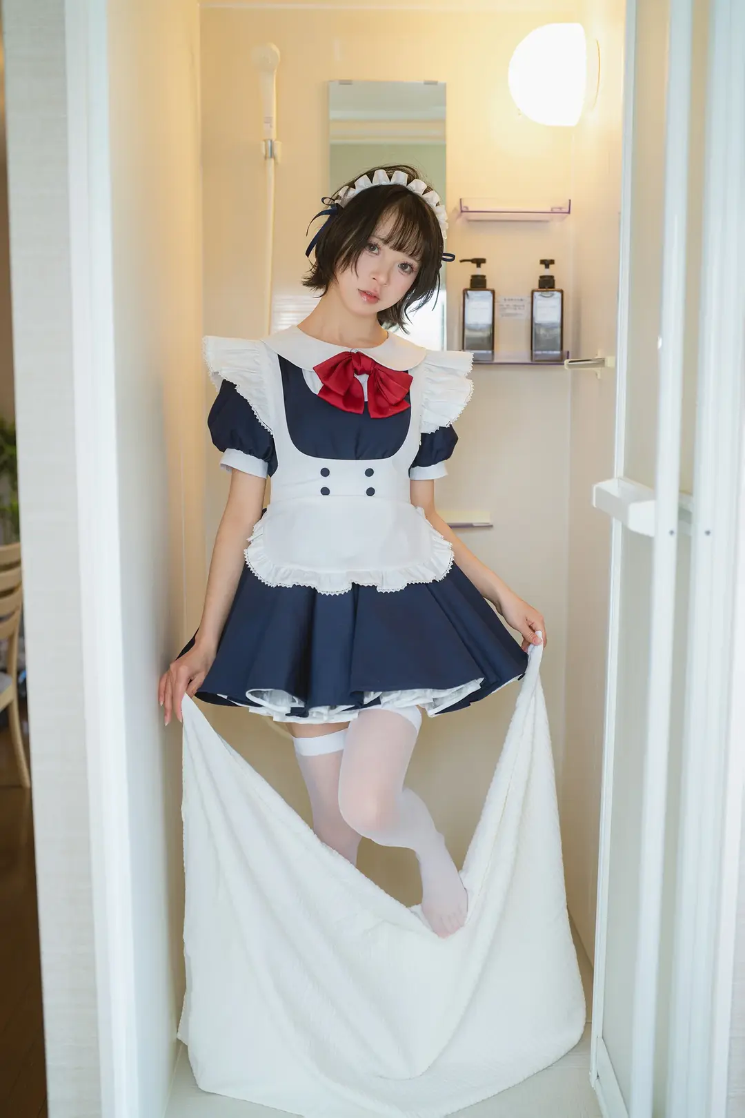 cosplay摄影, 女仆装cos, 白丝过膝袜, 浴室写真, 索尼A7R3 - 第2张