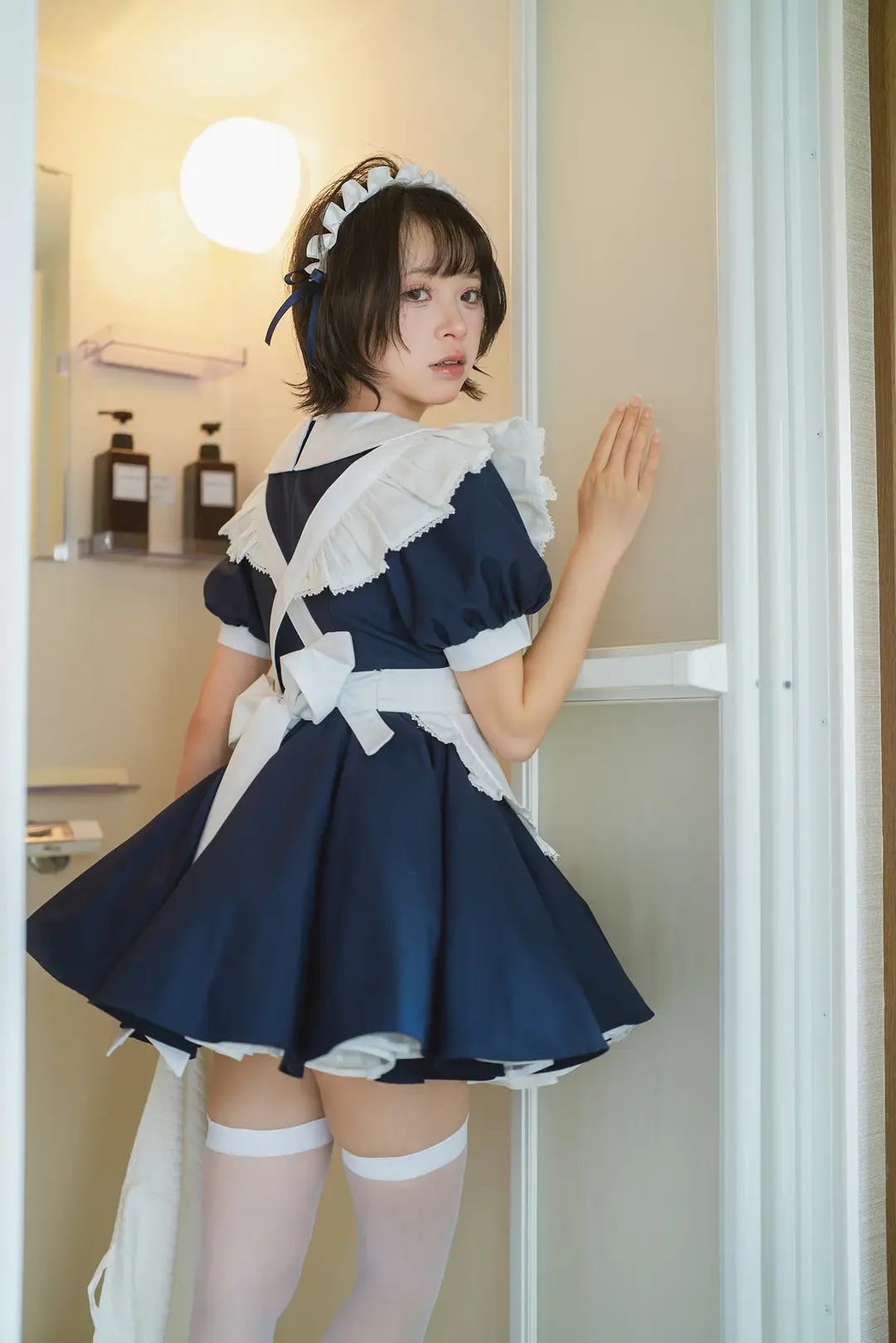 cosplay摄影, 女仆装cos, 白丝过膝袜, 浴室写真, 索尼A7R3 - 第3张
