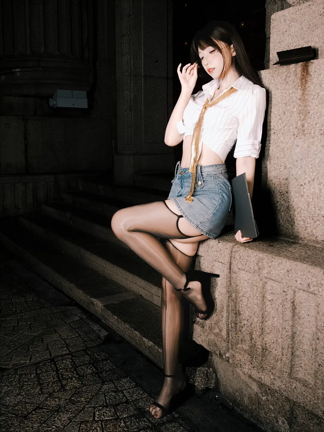 外滩夜景与工业风交织的秘书制服主题写真 - 北面色影 - 第15张
