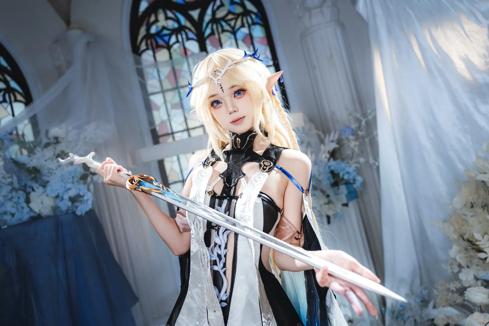 [Cartethyia Cosplay] Wuthering Waves: An Aloof Elf Amidst Blue and White Blossoms by 青阳 - Image 2
