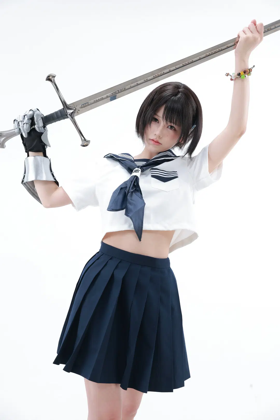 白ホリ短髪の戦闘JK、銃と大剣が織りなす硬派な衝突 - 就爱臭猴子（缺牙巴版） - 4枚目
