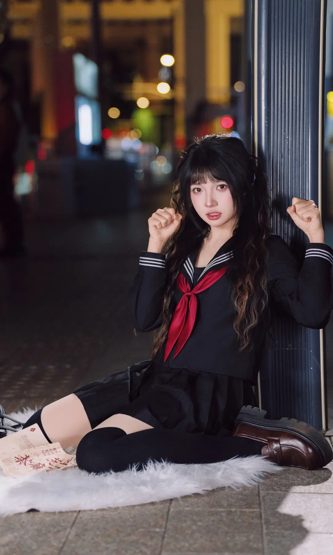 【セーラー服写真】夜の街頭に滲む昭和レトロ：JKコーデと黒スト絶対領域の撮影記録 - TimeAfterTime - 2枚目