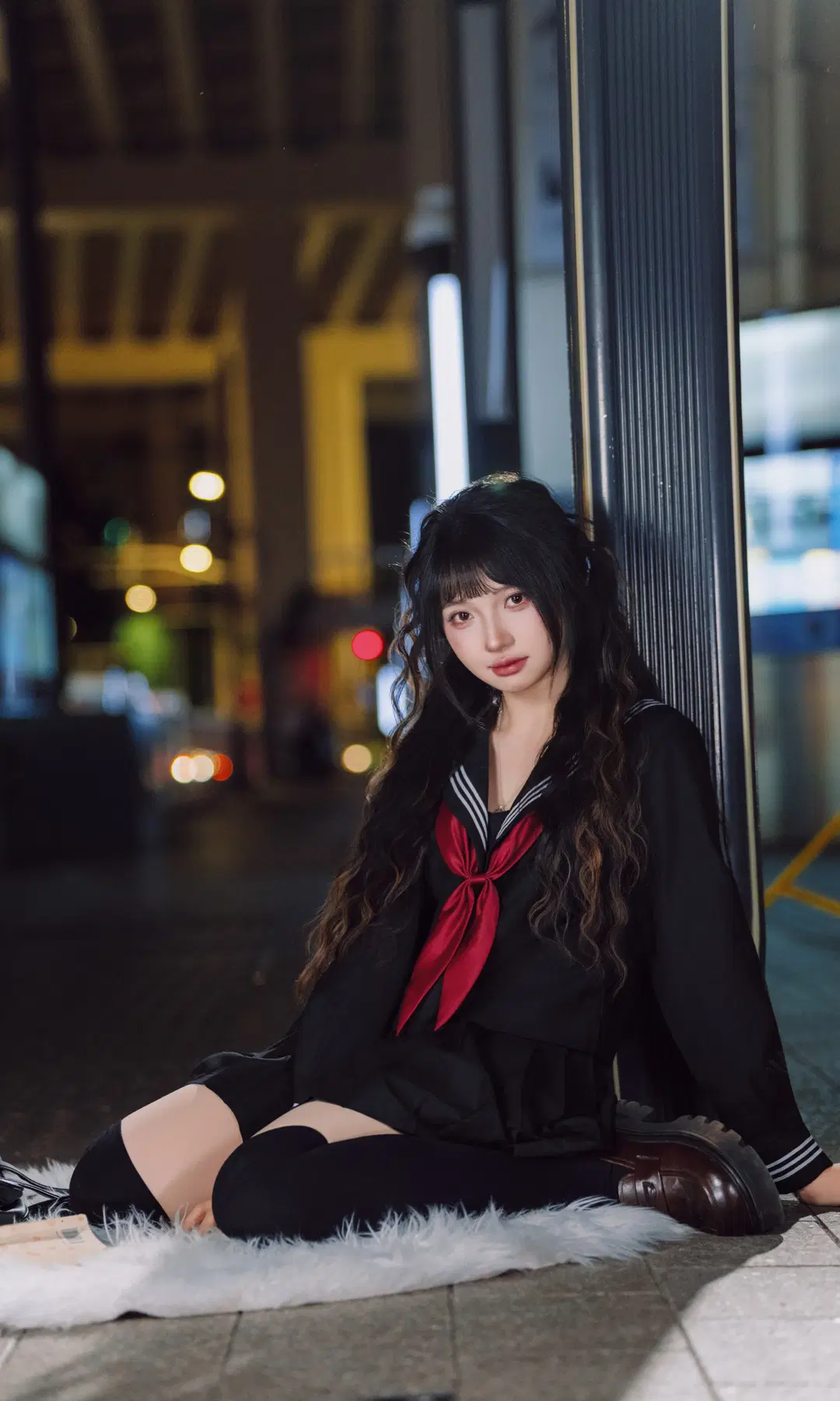 【セーラー服写真】夜の街頭に滲む昭和レトロ：JKコーデと黒スト絶対領域の撮影記録 - TimeAfterTime - 3枚目