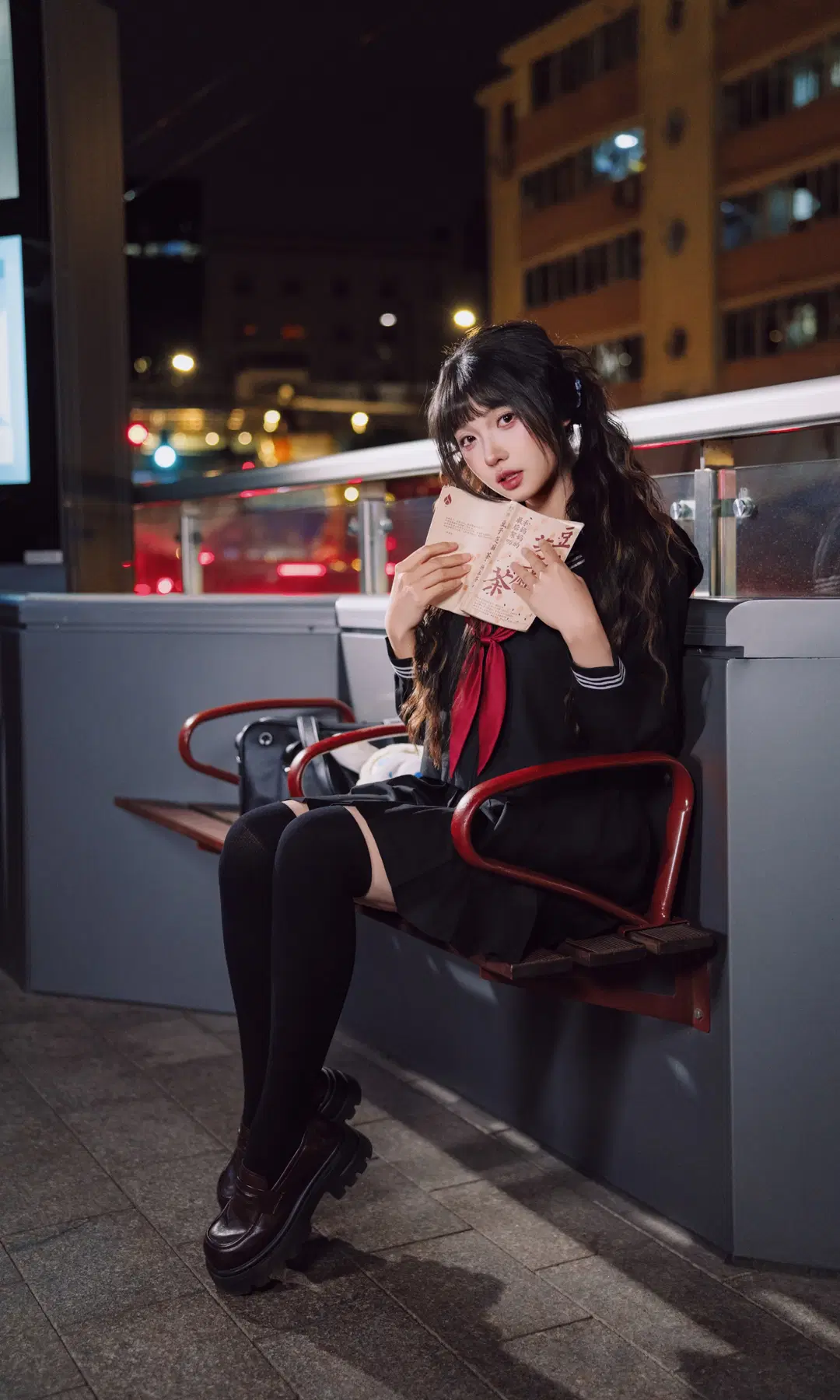 【セーラー服写真】夜の街頭に滲む昭和レトロ：JKコーデと黒スト絶対領域の撮影記録 - TimeAfterTime - 4枚目