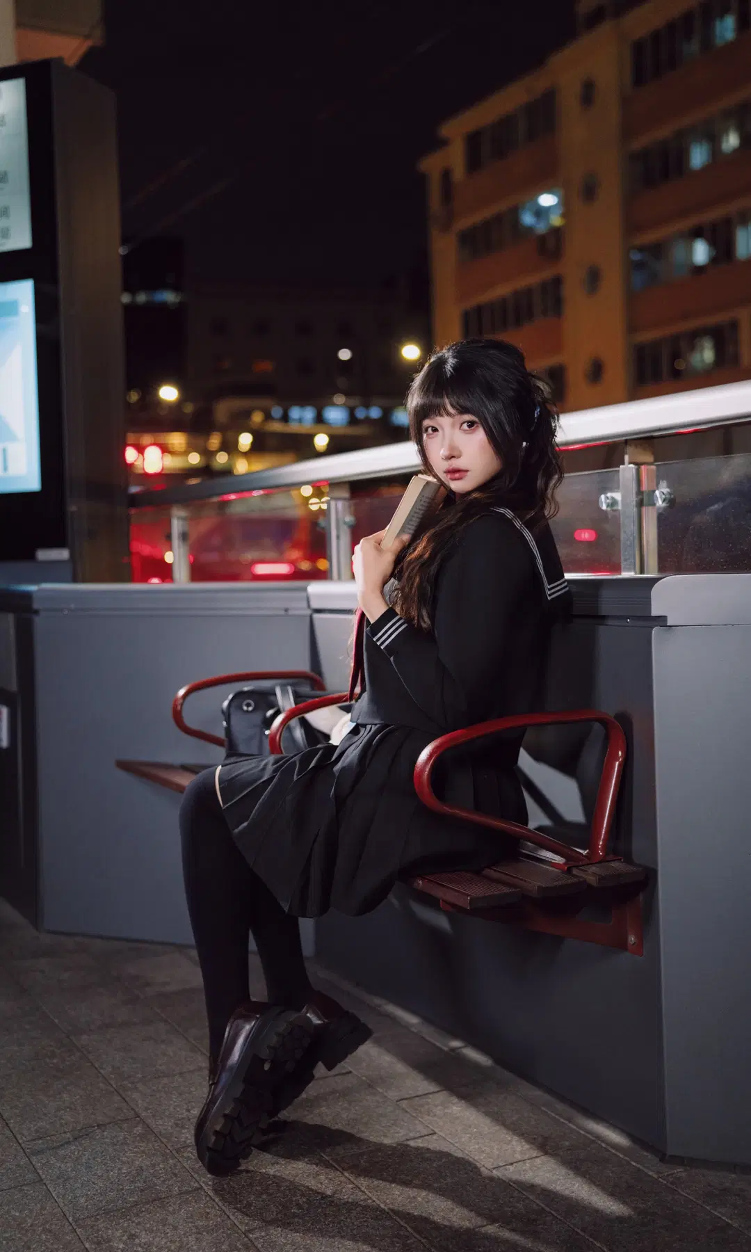 【セーラー服写真】夜の街頭に滲む昭和レトロ：JKコーデと黒スト絶対領域の撮影記録 - TimeAfterTime - 5枚目
