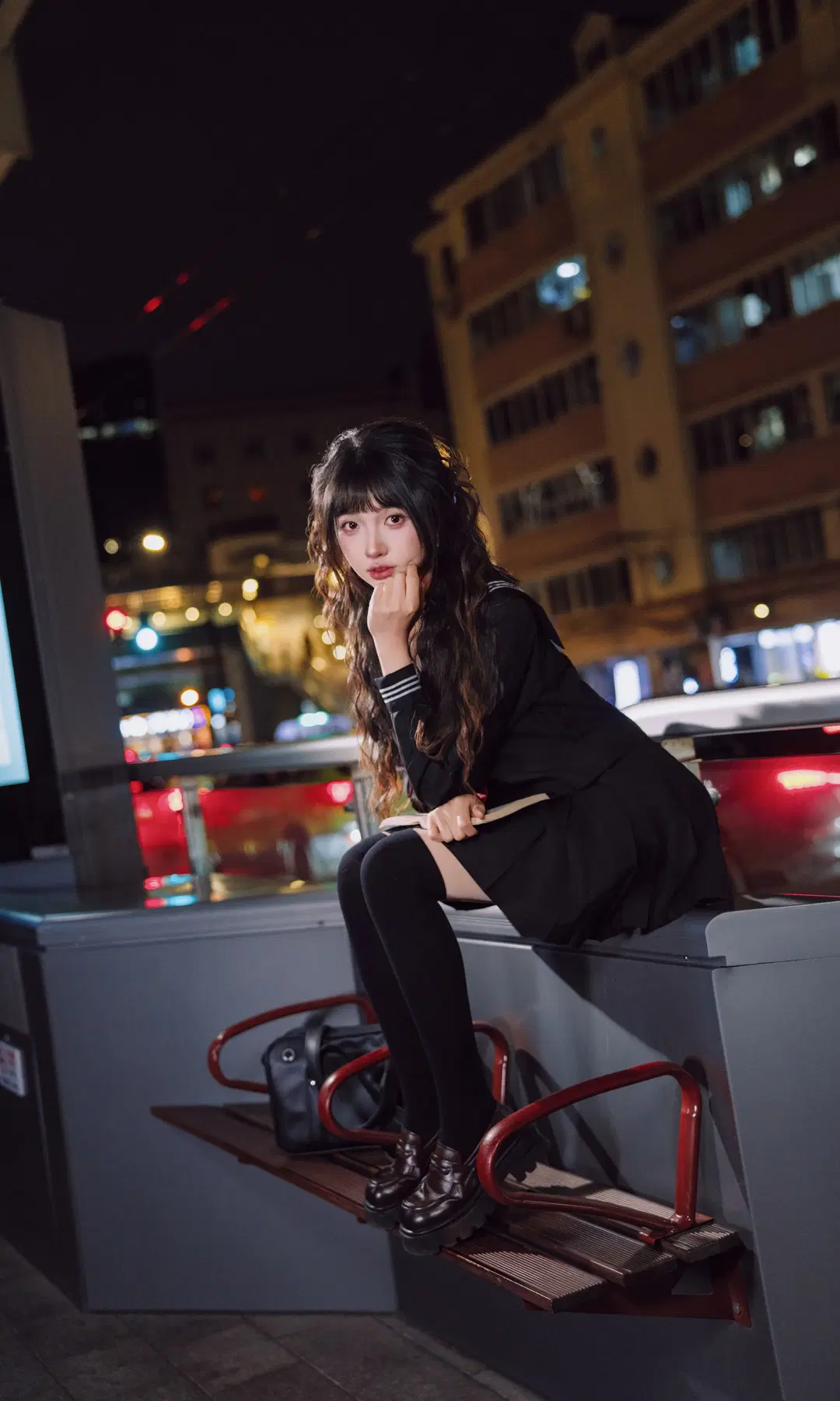 【セーラー服写真】夜の街頭に滲む昭和レトロ：JKコーデと黒スト絶対領域の撮影記録 - TimeAfterTime - 7枚目