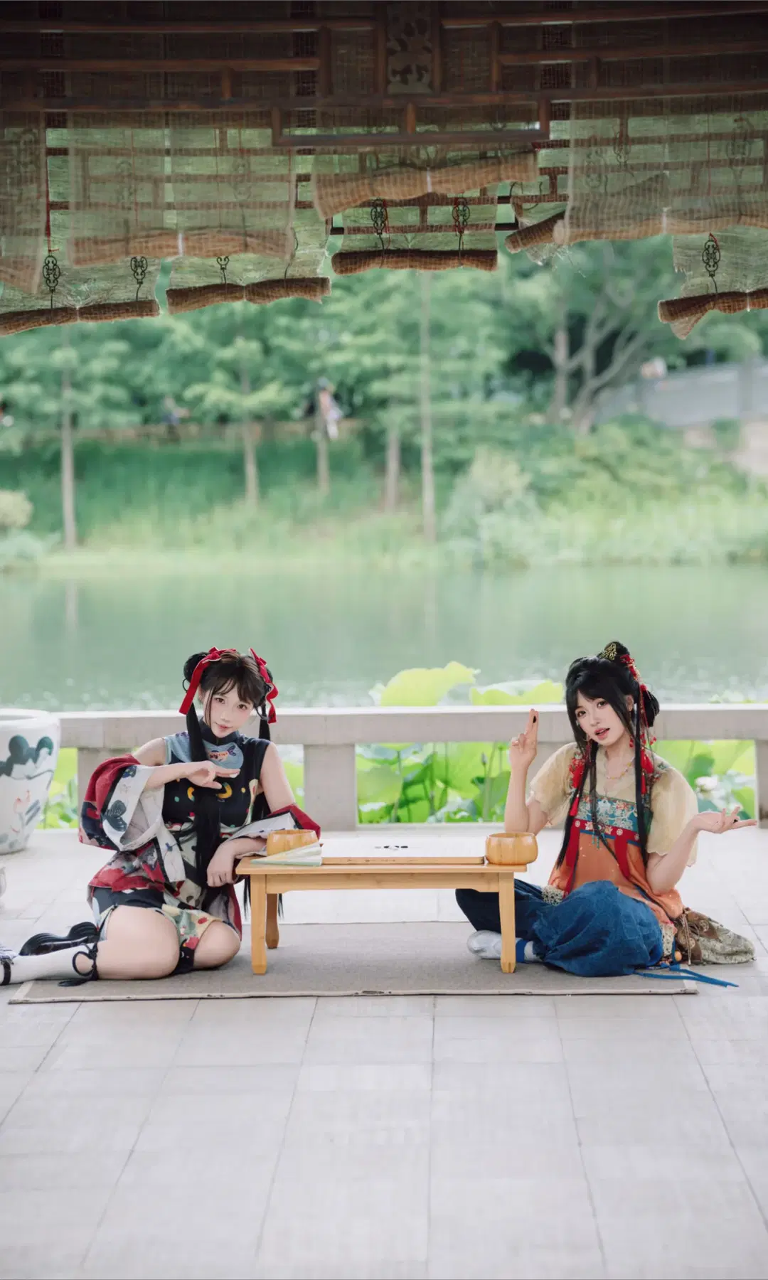 【古風写真】庭園外景で舎妹と花を愛で碁を打つ：フィルム風の趣漂う漢服撮影 - TimeAfterTime - 3枚目