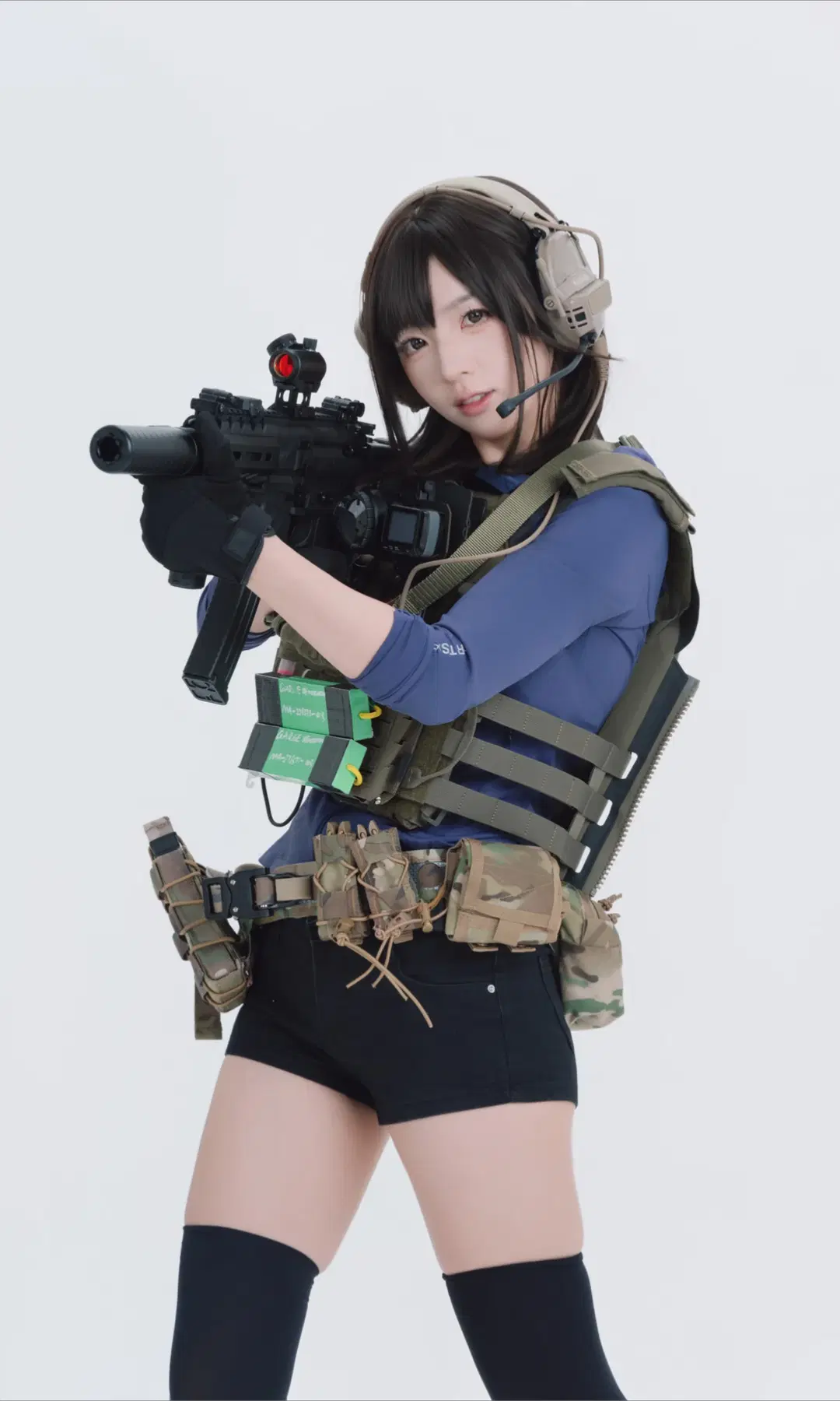 【戦術少女】タクティカル装備が重すぎて泣きそう！スタジオ撮影によるタクティカルスタイル｜黒ストッキングコスプレ - TimeAfterTime - 2枚目