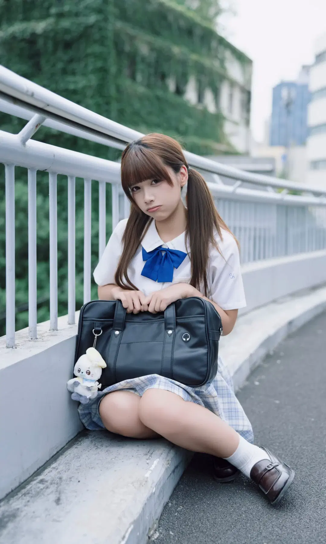 白衬衫与蓝白格裙，定格天桥上的元气少女时光 - TimeAfterTime - 第3张