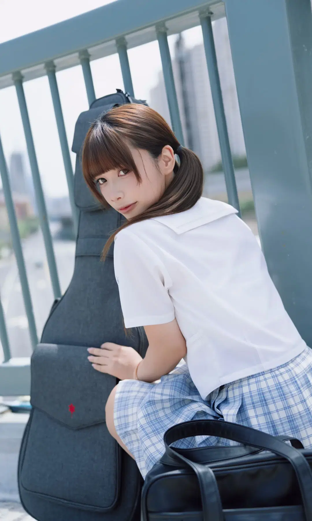 白衬衫与蓝白格裙，定格天桥上的元气少女时光 - TimeAfterTime - 第4张