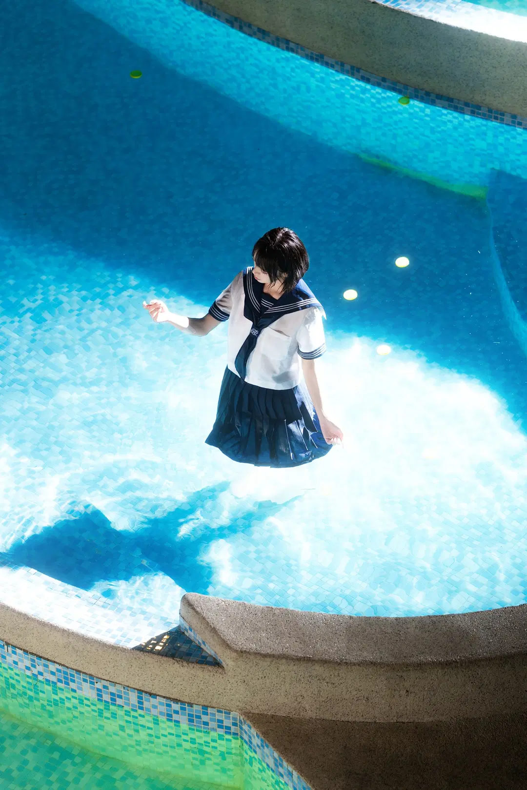 恋如雨止 雨中的泳池水手服JK写真 - 还不够安艺 - 第2张
