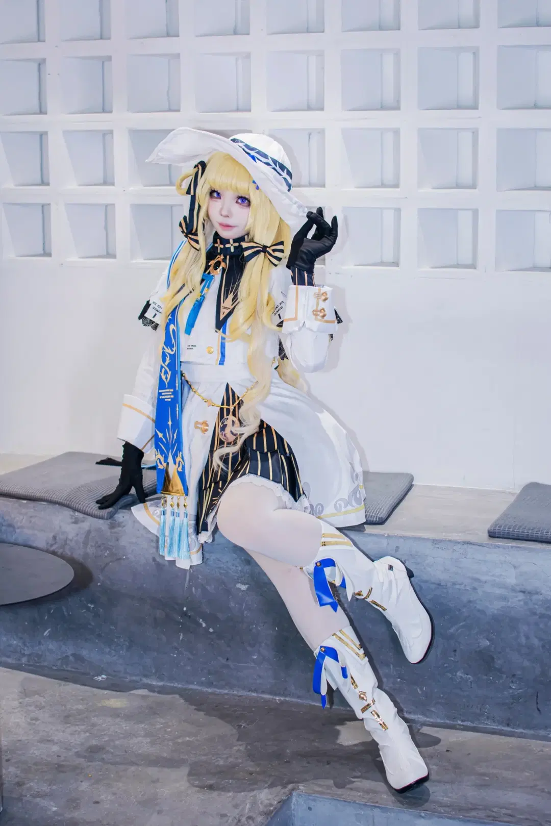菲比cos, 鸣潮, cosplay, 拍照姿势, 白丝