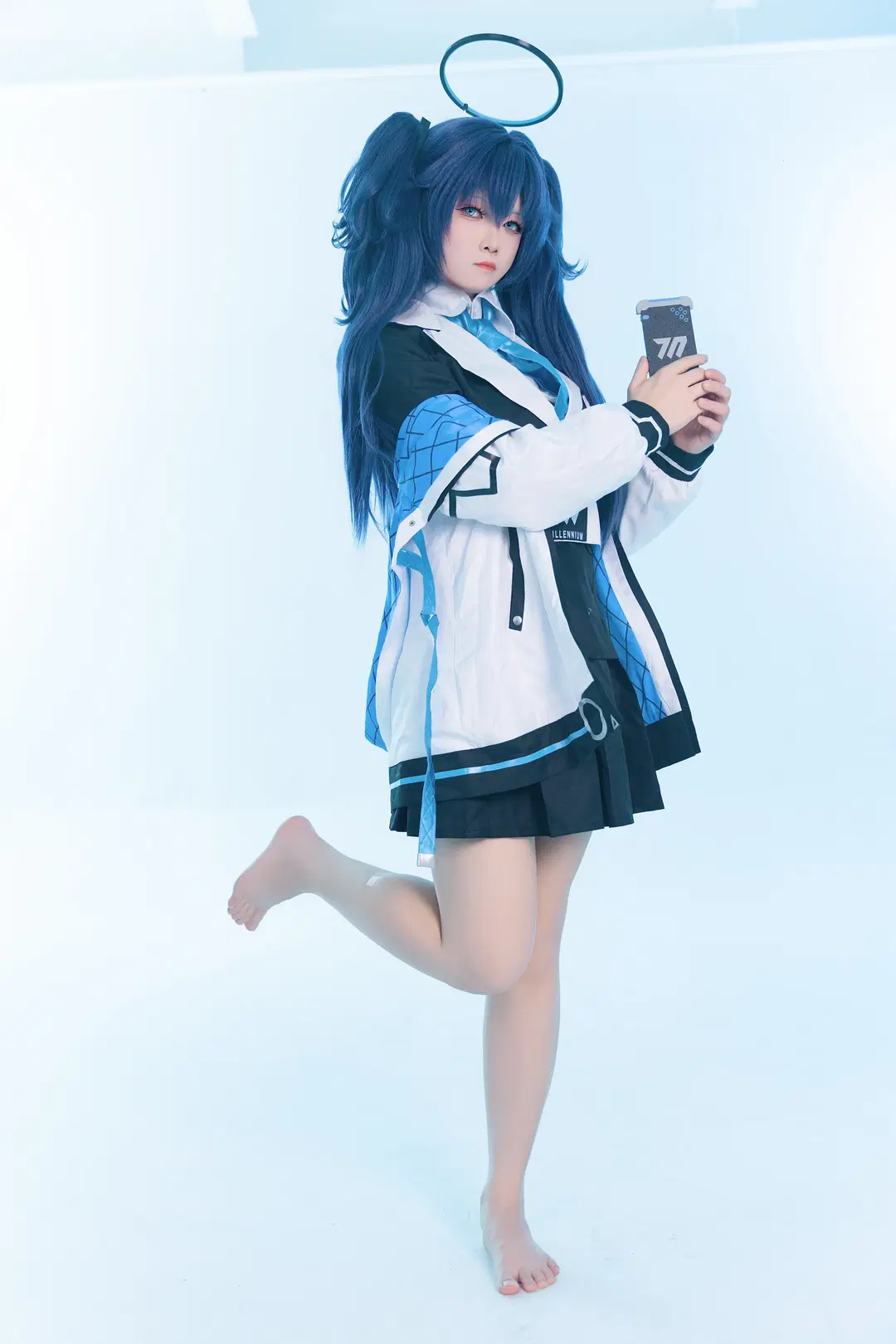 【早瀬ユウカコスプレ】『ブルーアーカイブ』白ホリ撮影で魅せる肉感的な脚の魅力 - 古明地_小石 - 2枚目