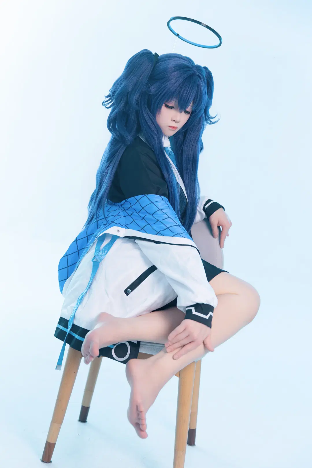 【早瀬ユウカコスプレ】『ブルーアーカイブ』白ホリ撮影で魅せる肉感的な脚の魅力 - 古明地_小石 - 4枚目