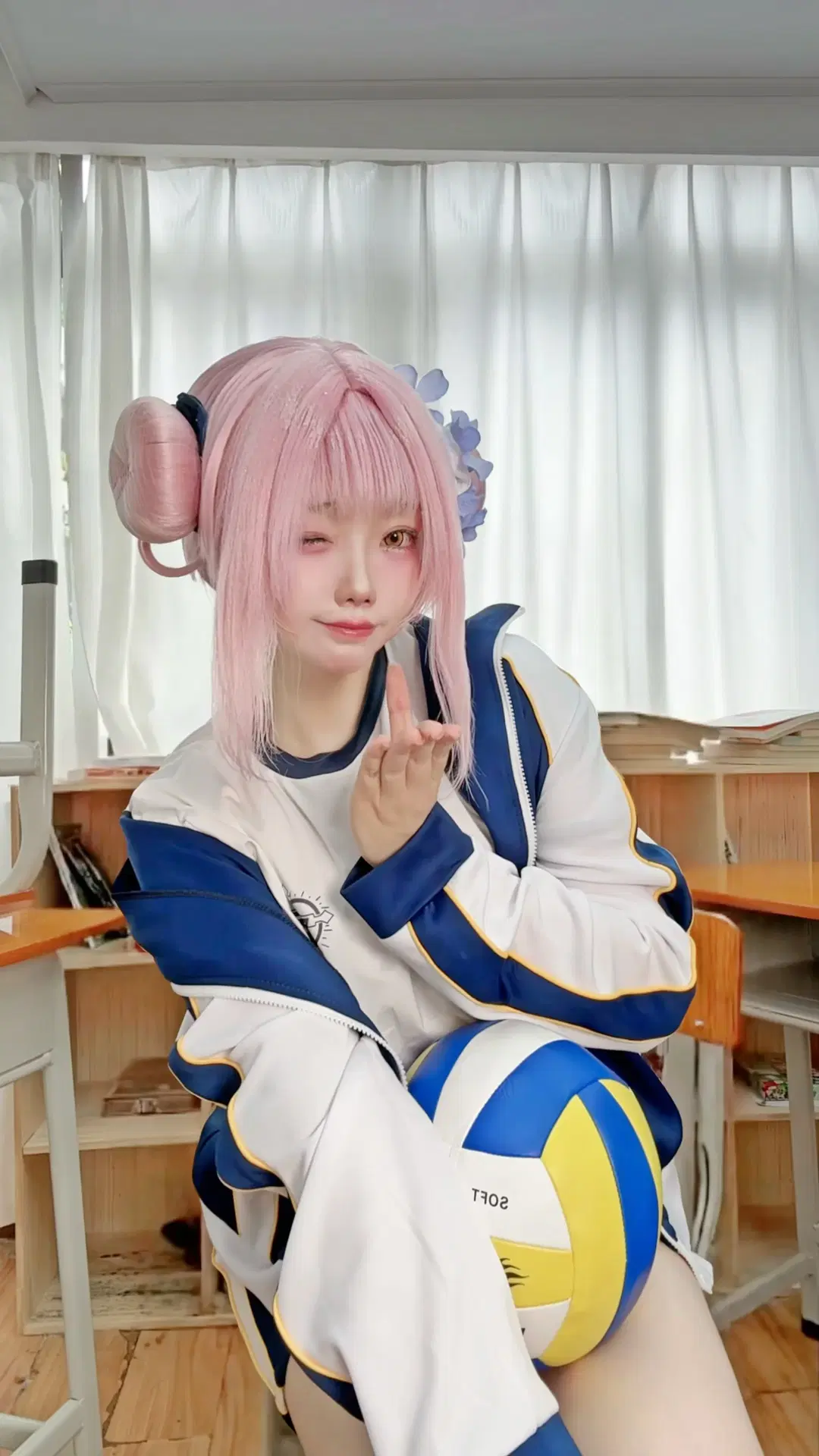 二次元少女, 蔚蓝档案, 圣园未花cos, 教室摄影, 体操服cos