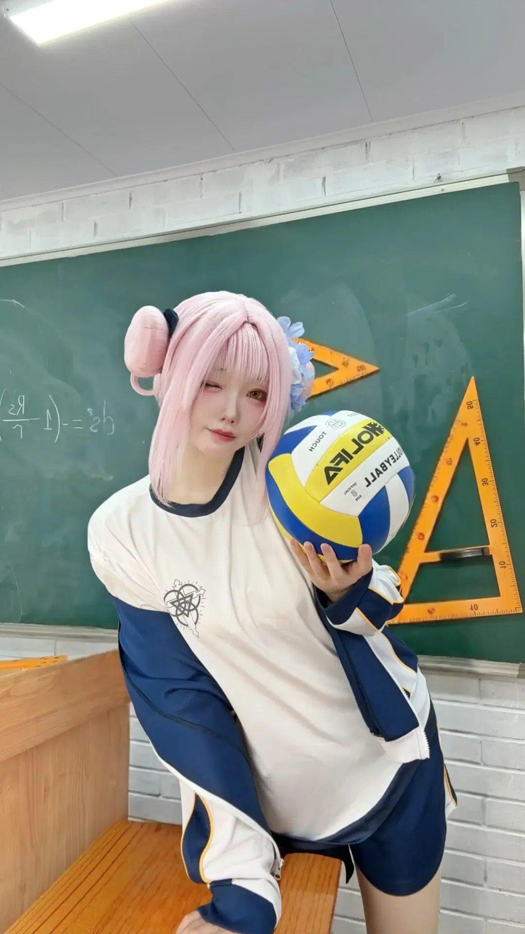 [Misono Mika cosplay] Blue Archive Gymnastics Uniform: The Pink Volleyball Maiden in the Classroom by 一只豆沙团子 - Image 4