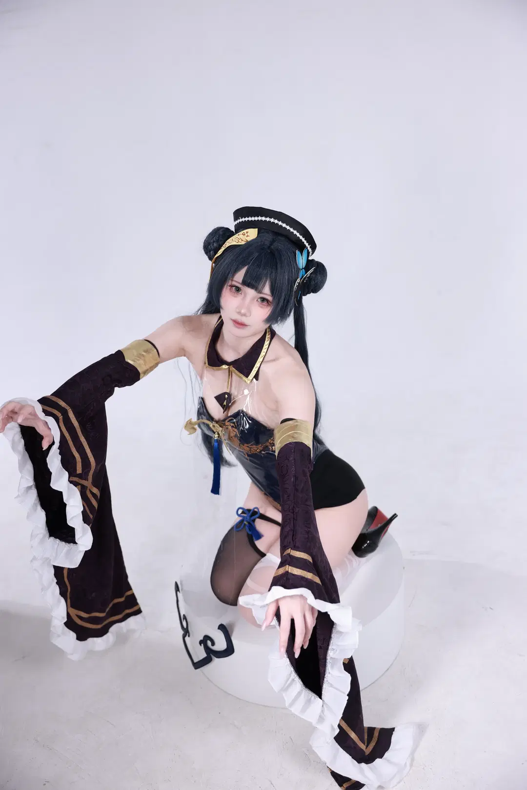 [Misaki cosplay] Blue Archive's Black and Gold Bodysuit: The Ultimate Embodiment of Aloof Glamour by 蛙蛙 - Image 3