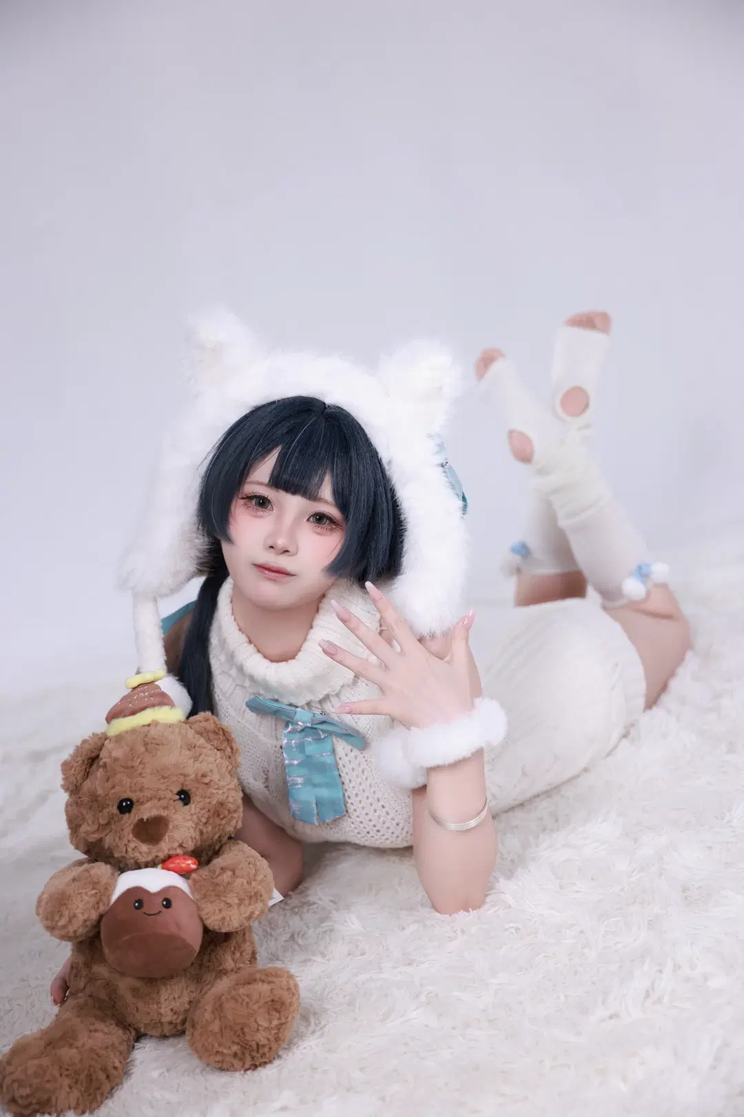[Misaki cosplay] The Fluffy Cat of Blue Archive: A Languid Afternoon Cuddling a Teddy Bear by 蛙蛙 - Image 3