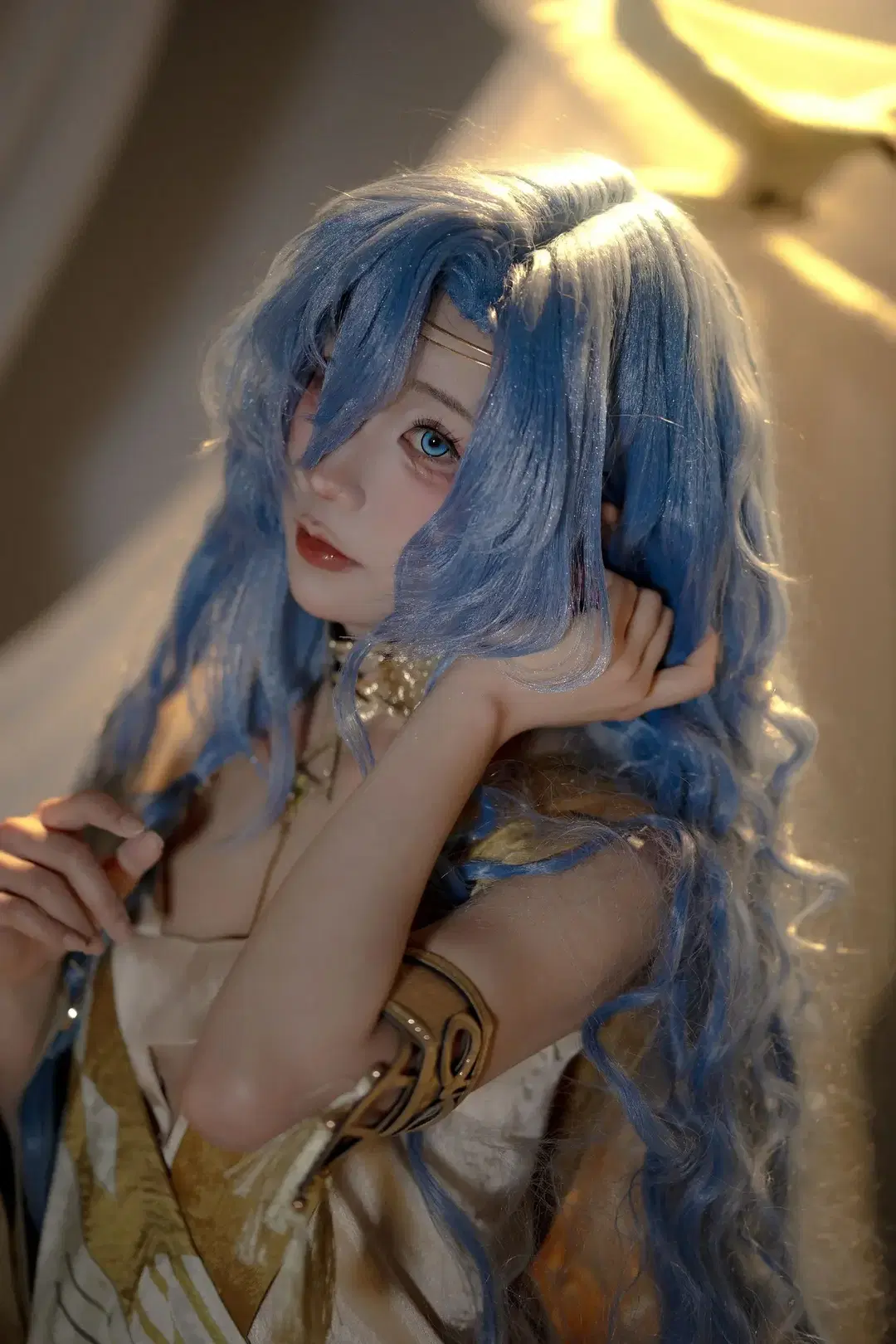 崩坏星穹铁道神明风cos，蓝发金衣的圣洁氛围 - 青空（棚拍版） - 第3张