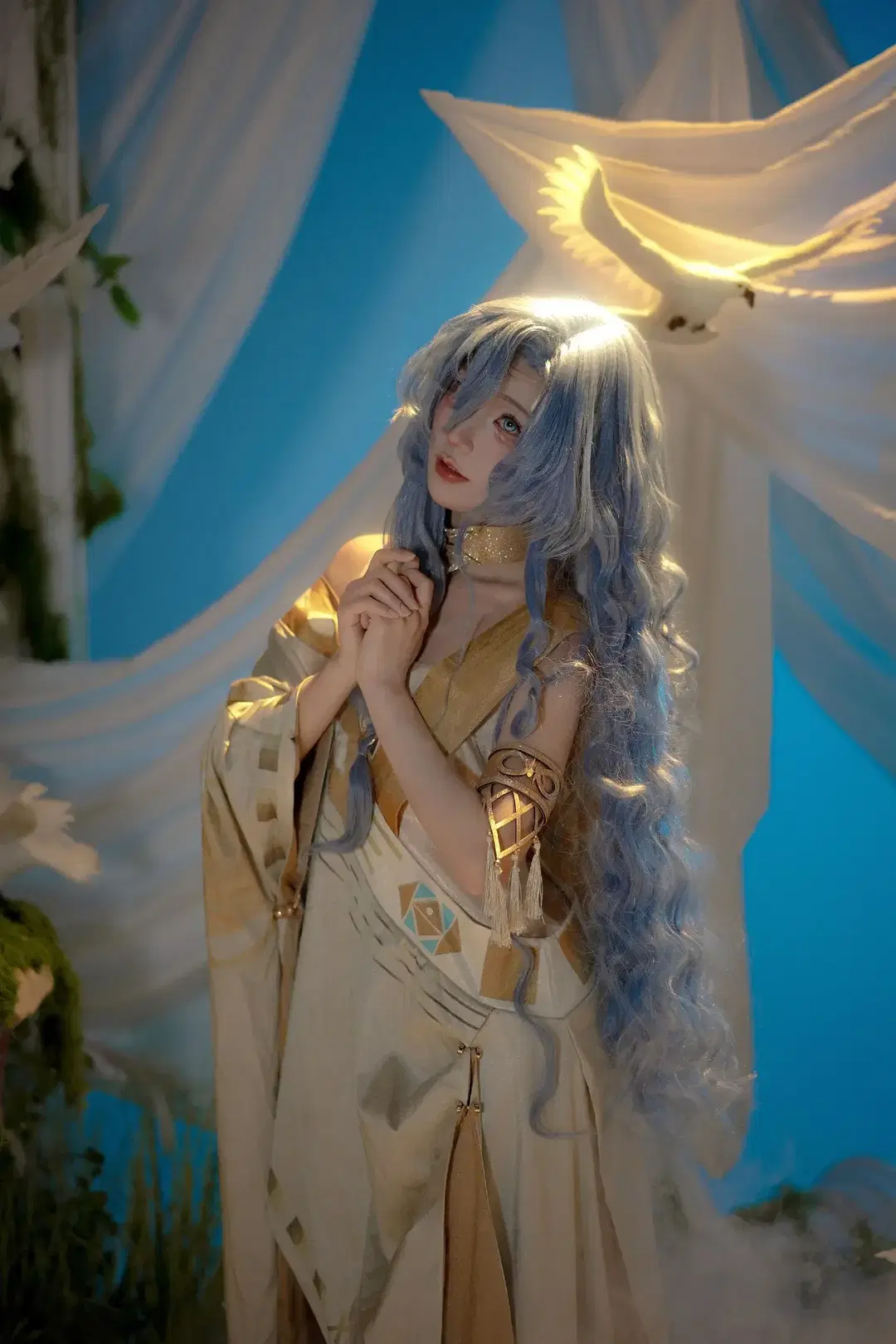 [Honkai: Star Rail Inspired Cosplay] Studio Portrait: A Fantasy Odyssey of White Doves and Gilded Frames by 青空（棚拍版） - Image 3