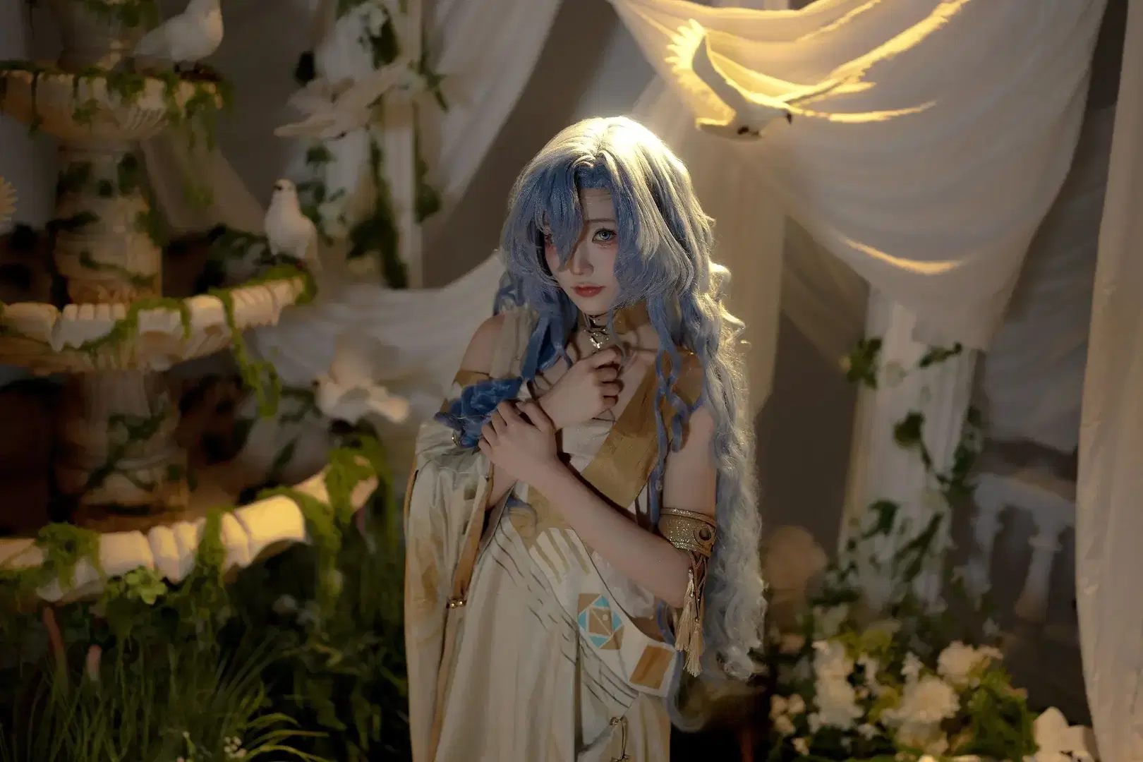 [Honkai: Star Rail Inspired Cosplay] Studio Portrait: A Fantasy Odyssey of White Doves and Gilded Frames by 青空（棚拍版） - Image 4