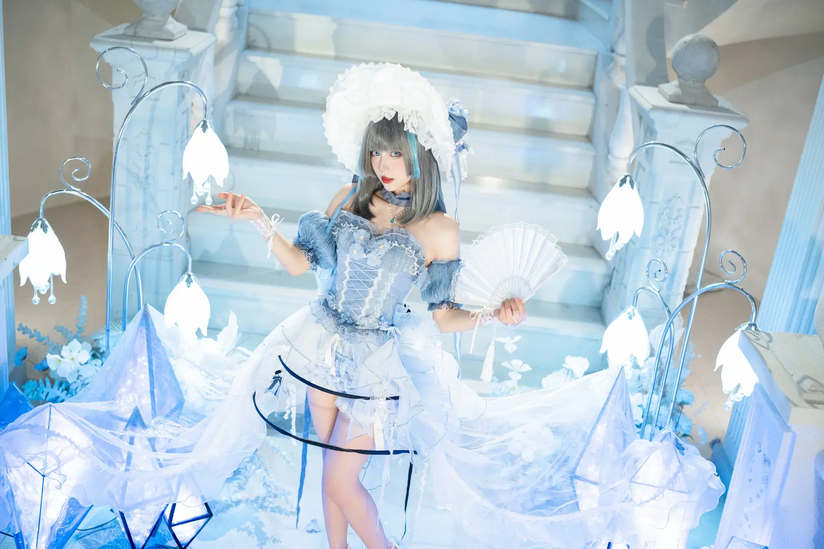 [Cheshire Cosplay] Donning This Icy Blue Gown: Capturing Ethereal Elegance on the Marble Stairs by 青空（棚拍版） - Image 2