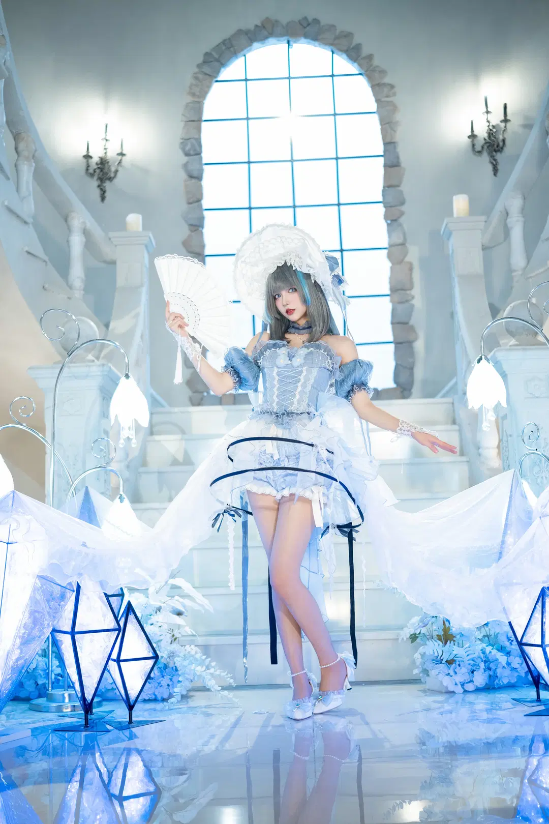[Cheshire Cosplay] Donning This Icy Blue Gown: Capturing Ethereal Elegance on the Marble Stairs by 青空（棚拍版） - Image 3