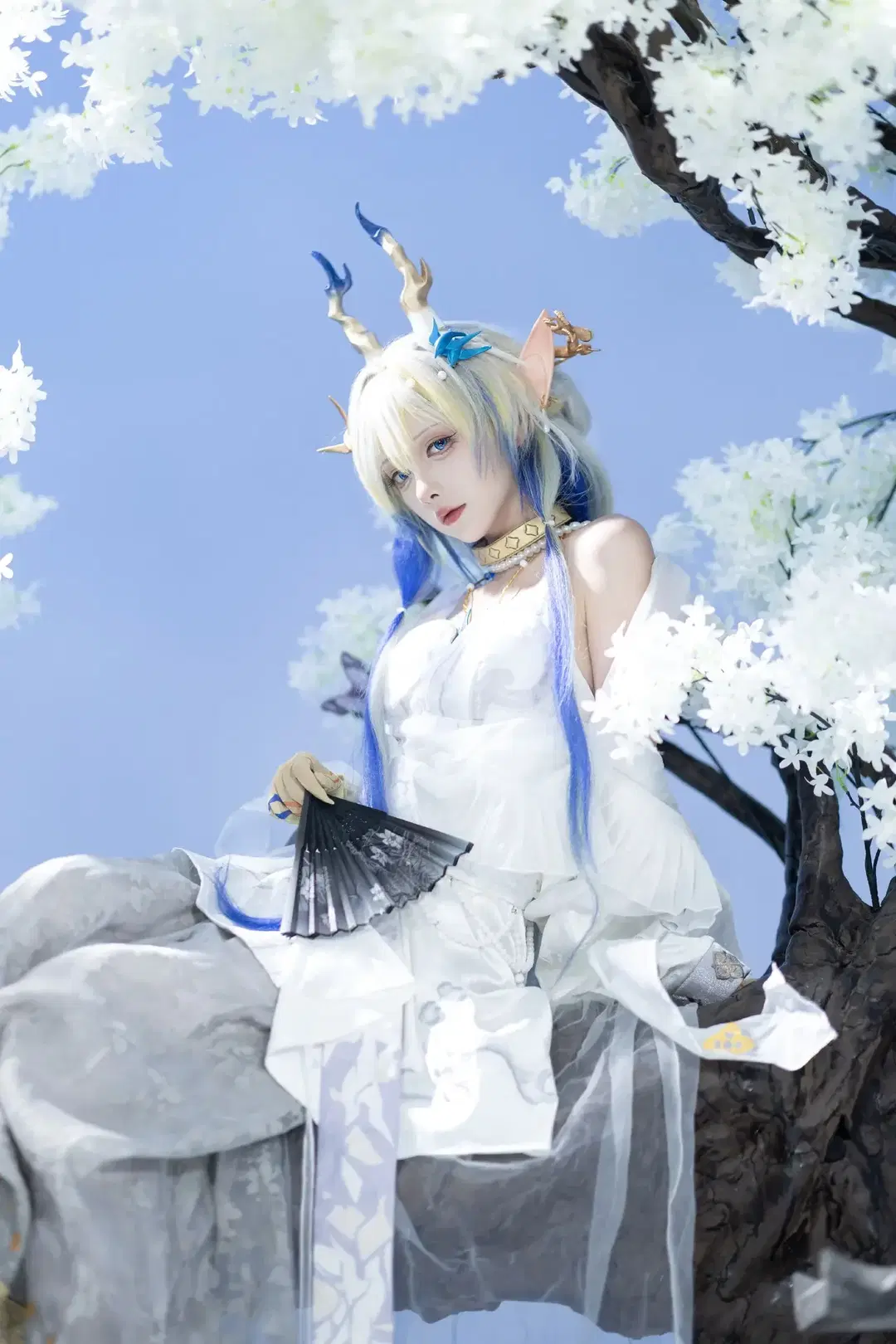 [Shu cosplay] Arknights Ambience Synesthesia: White Blossoms and Blue Feathers Beneath the Azure Sky by 青空（棚拍版） - Image 4