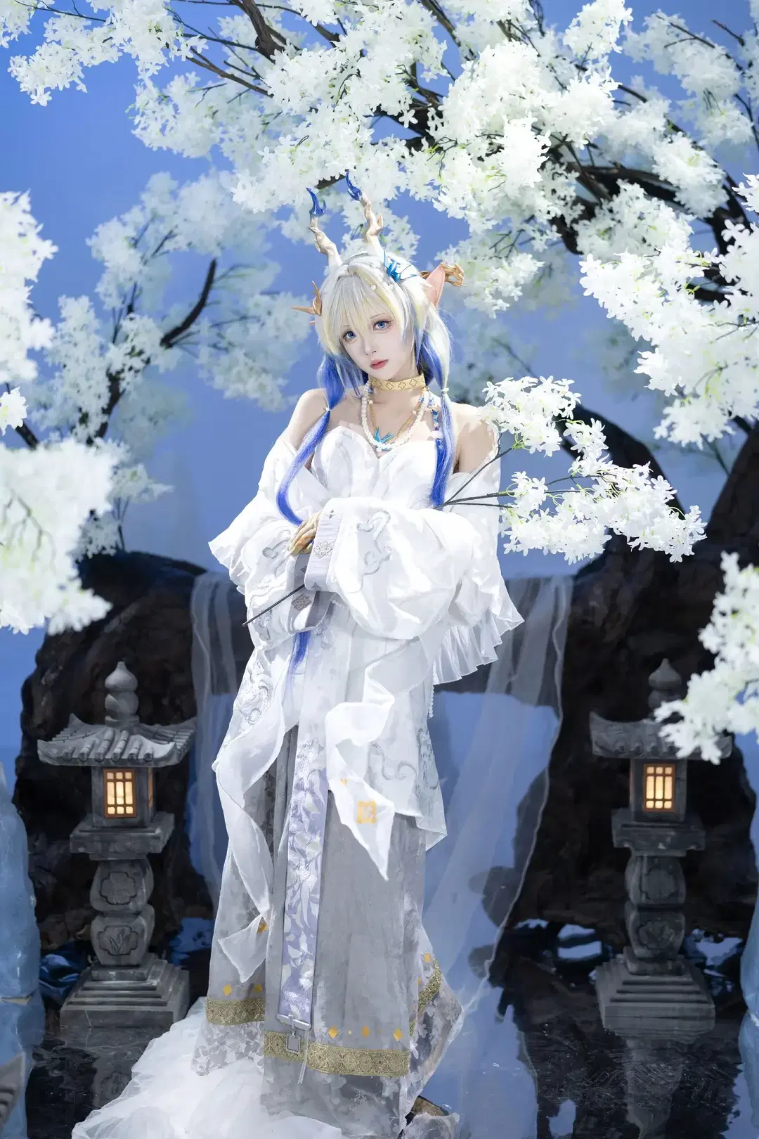【Shu cosplay】Arknights Ambience Synesthesia: Ethereal Reverie Under the White Flowering Tree by 青空（棚拍版） - Image 3