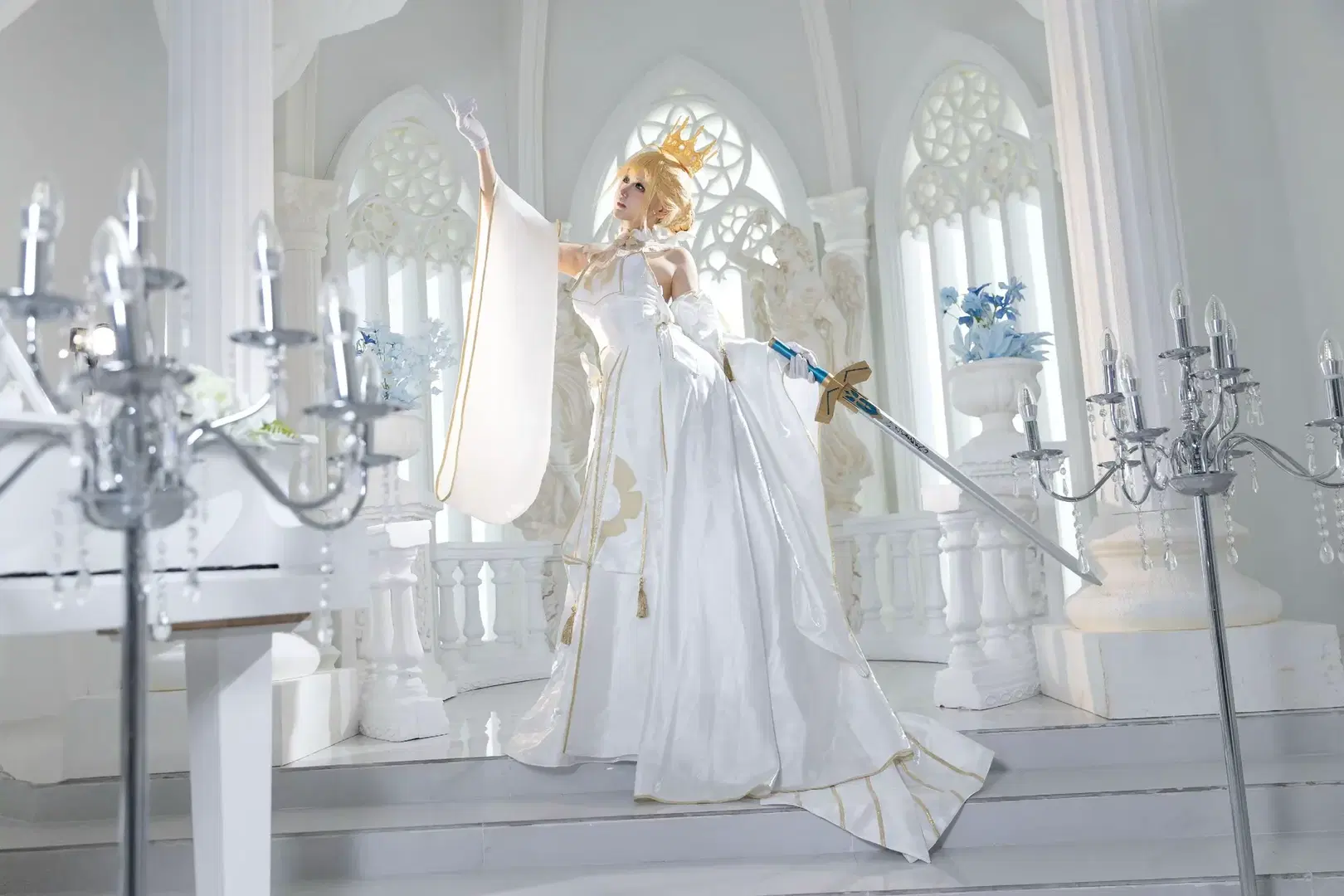 【グランドセイバー・アルトリアのコスプレ】Fate/Grand Order 純白の宮廷風、重厚ドレスと剣のスタジオ撮影記録 - 青空（棚拍版） - 2枚目
