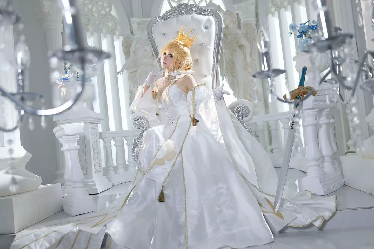 【グランドセイバー・アルトリアのコスプレ】Fate/Grand Order 純白の宮廷風、重厚ドレスと剣のスタジオ撮影記録 - 青空（棚拍版） - 4枚目