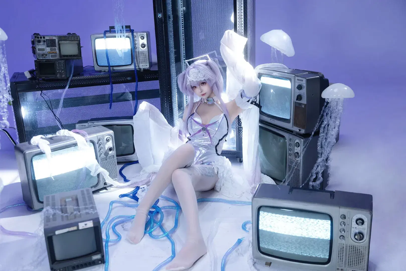 【莉贝雷利奥cos】nikke胜利女神 复古电视与深海梦幻的结合 - 青空（棚拍版） - 第2张