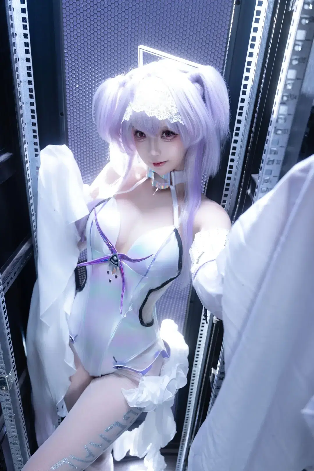 Goddess of Victory cosplay: Cyberpunk Collision of Laser Bodysuit and Retro TV by 青空（棚拍版） - Image 3