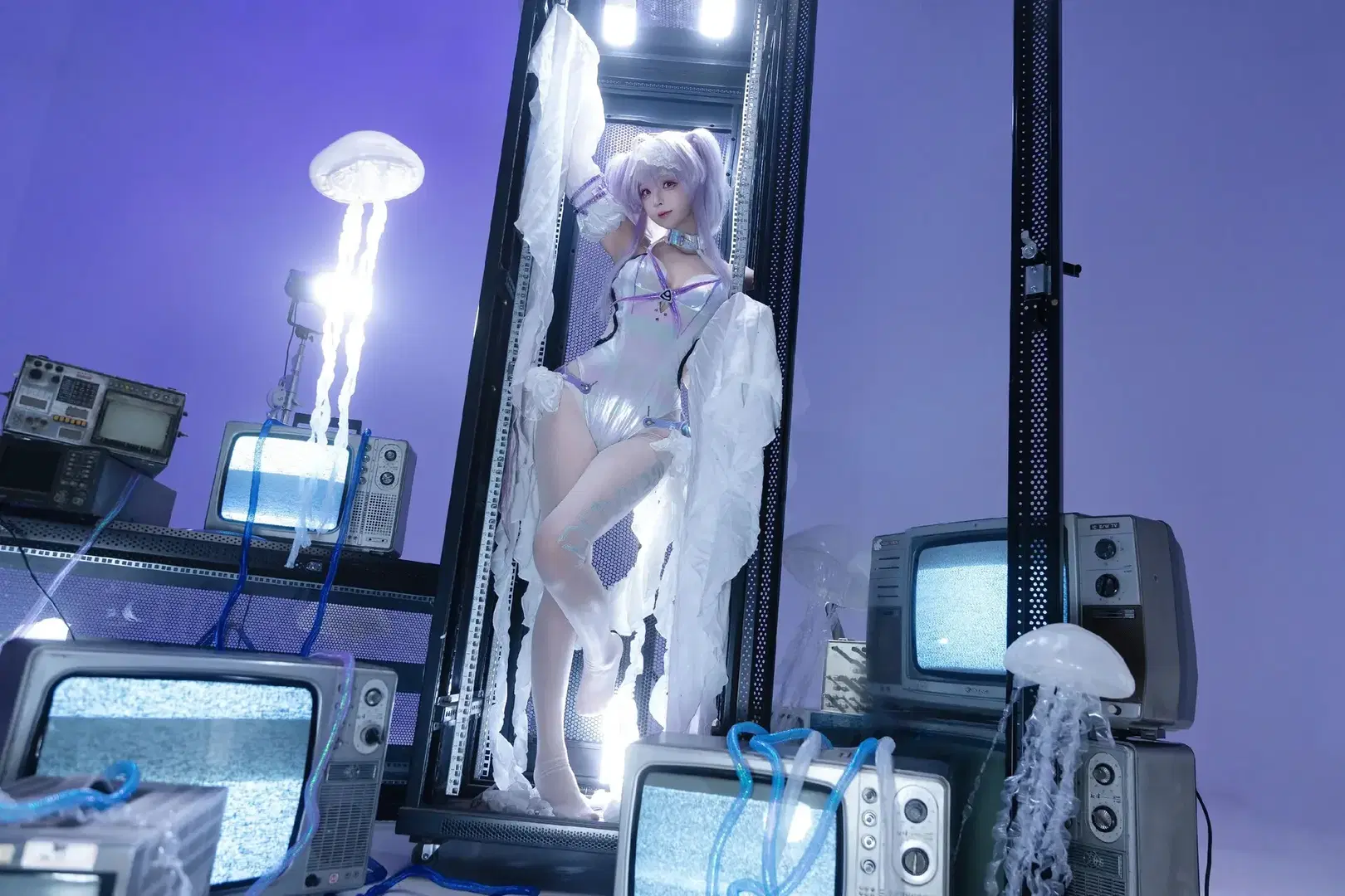 Goddess of Victory cosplay: Cyberpunk Collision of Laser Bodysuit and Retro TV by 青空（棚拍版） - Image 4