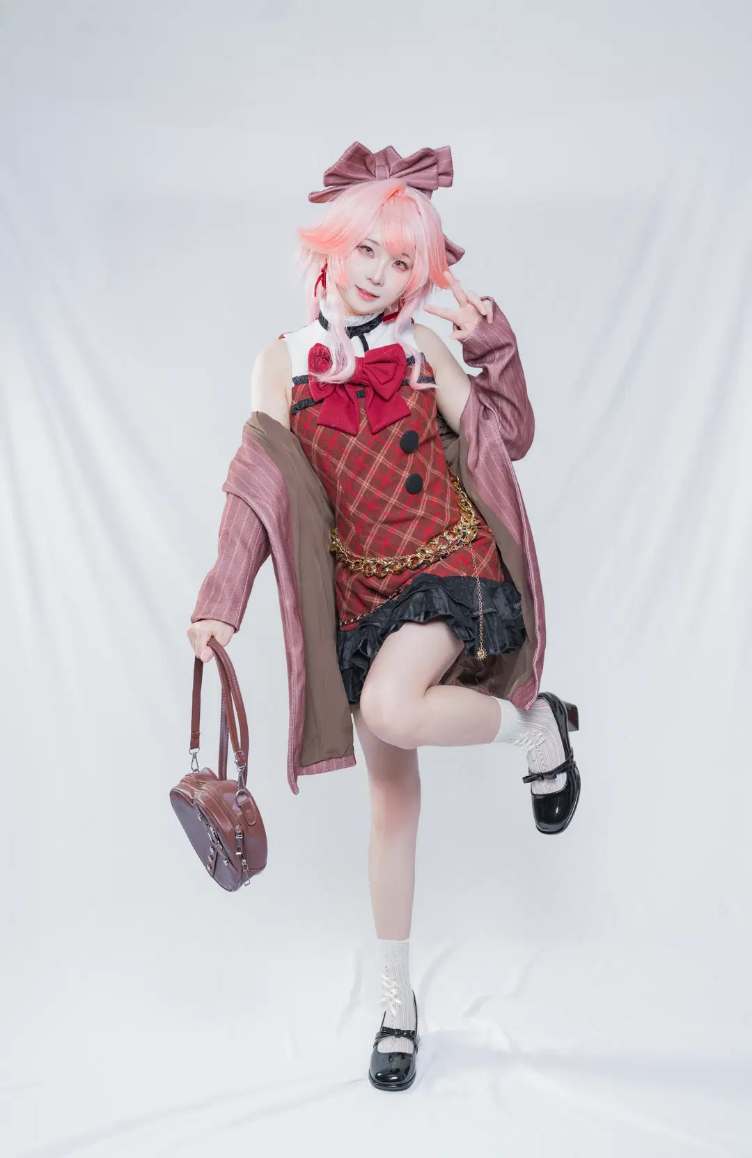 [Momonoka cosplay] Arknights: Sur le lac Lune Vivante: The Allure of the Red Plaid Skirt by 栗栗栗子 - Image 3