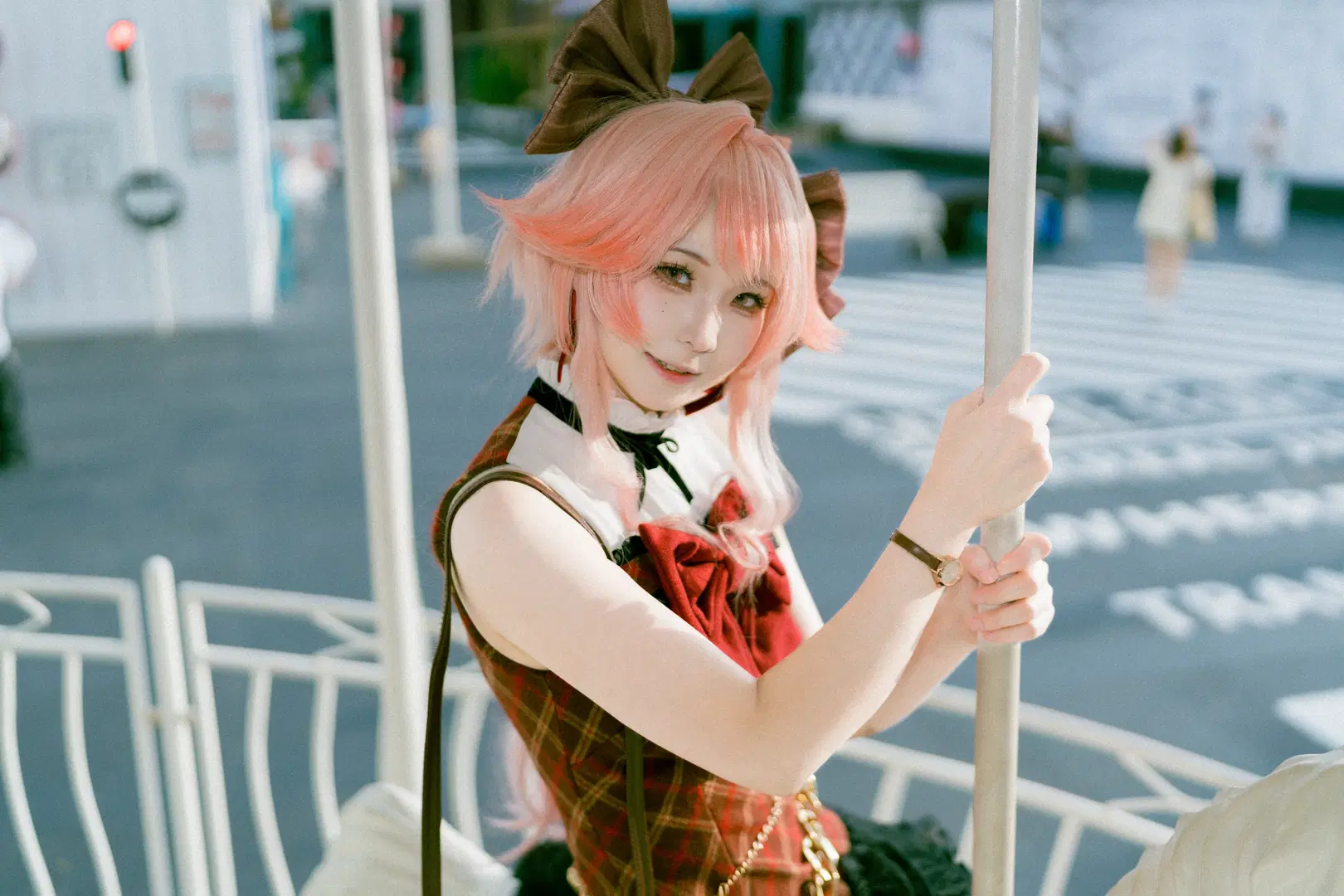 明日方舟, 粉发少女, 游乐园写真, 旋转木马, 羽生萌萌香cos