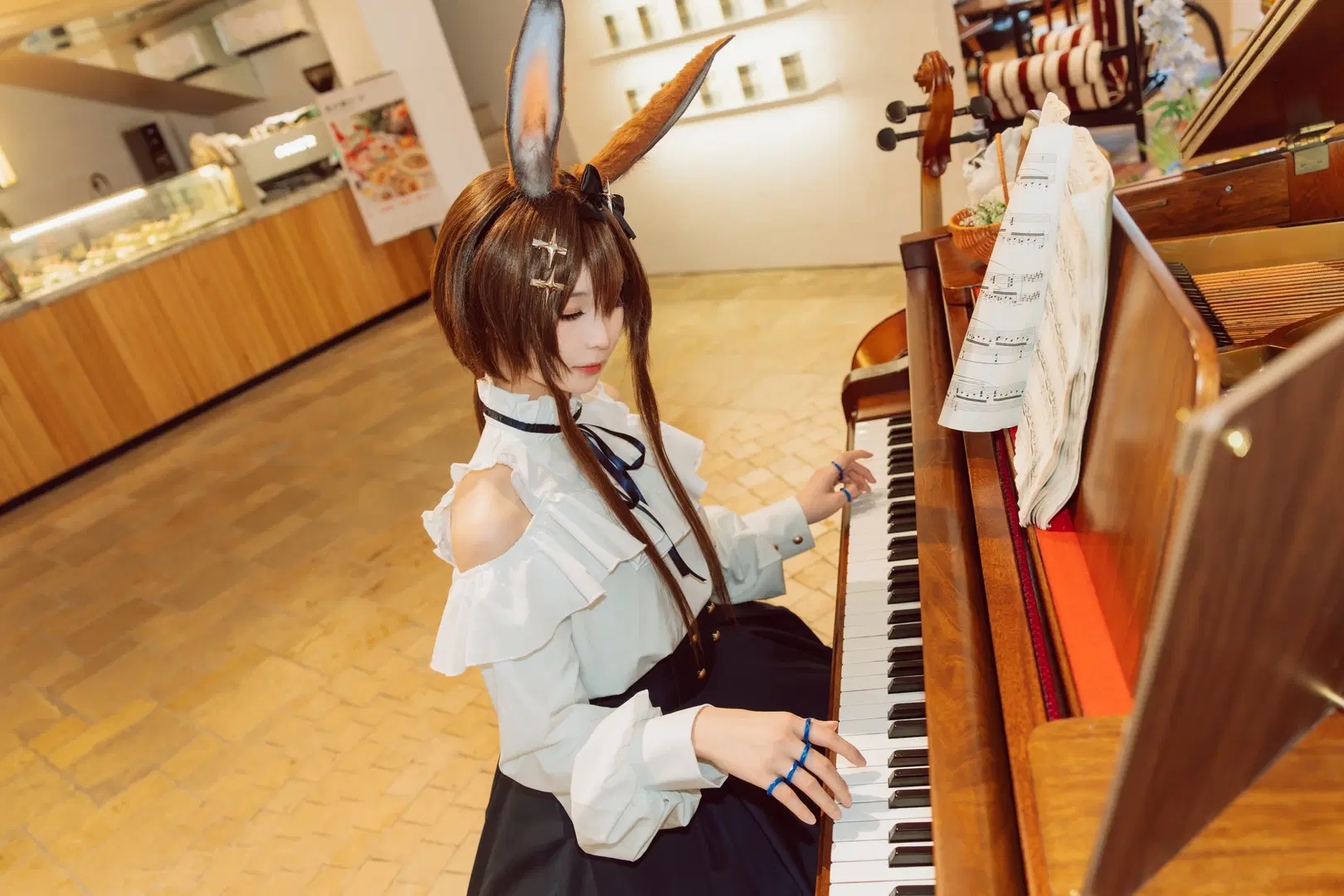 [Amiya cosplay] Arknights Bunny Girl's Quiet Time at the Piano by 栗栗栗子 - Image 2