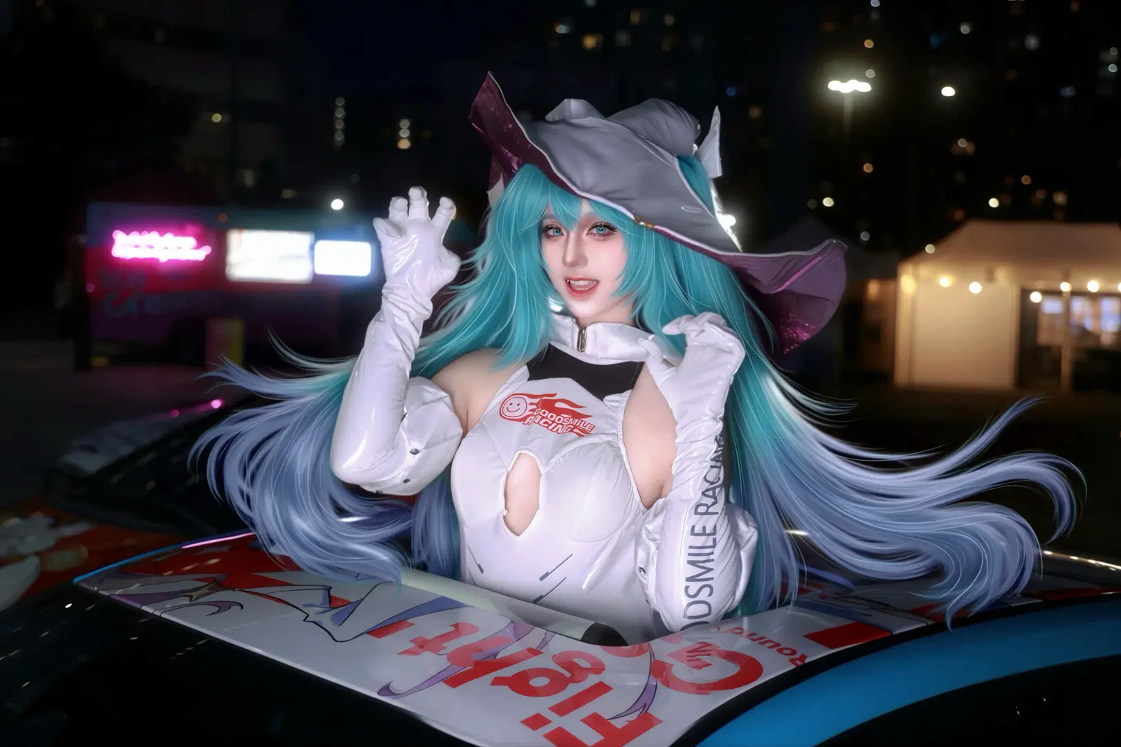 【初音ミク コスプレ】レーシングミク 2024、夏の夜の痛車前で疾走する記録 - 尤色拉 - 2枚目
