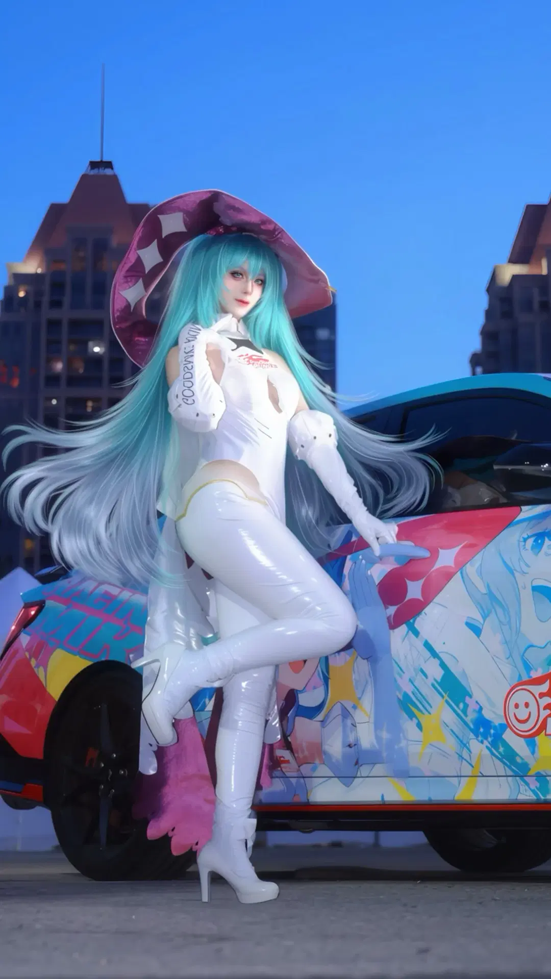 【初音ミク コスプレ】レーシングミク 2024、夏の夜の痛車前で疾走する記録 - 尤色拉 - 3枚目