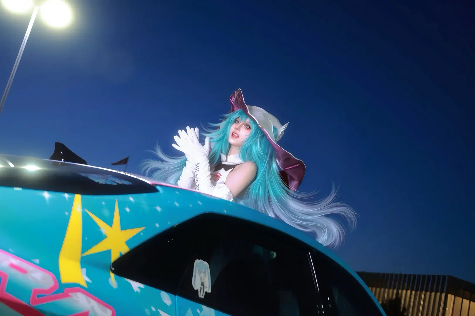【初音ミク コスプレ】レーシングミク 2024、夏の夜の痛車前で疾走する記録 - 尤色拉 - 4枚目