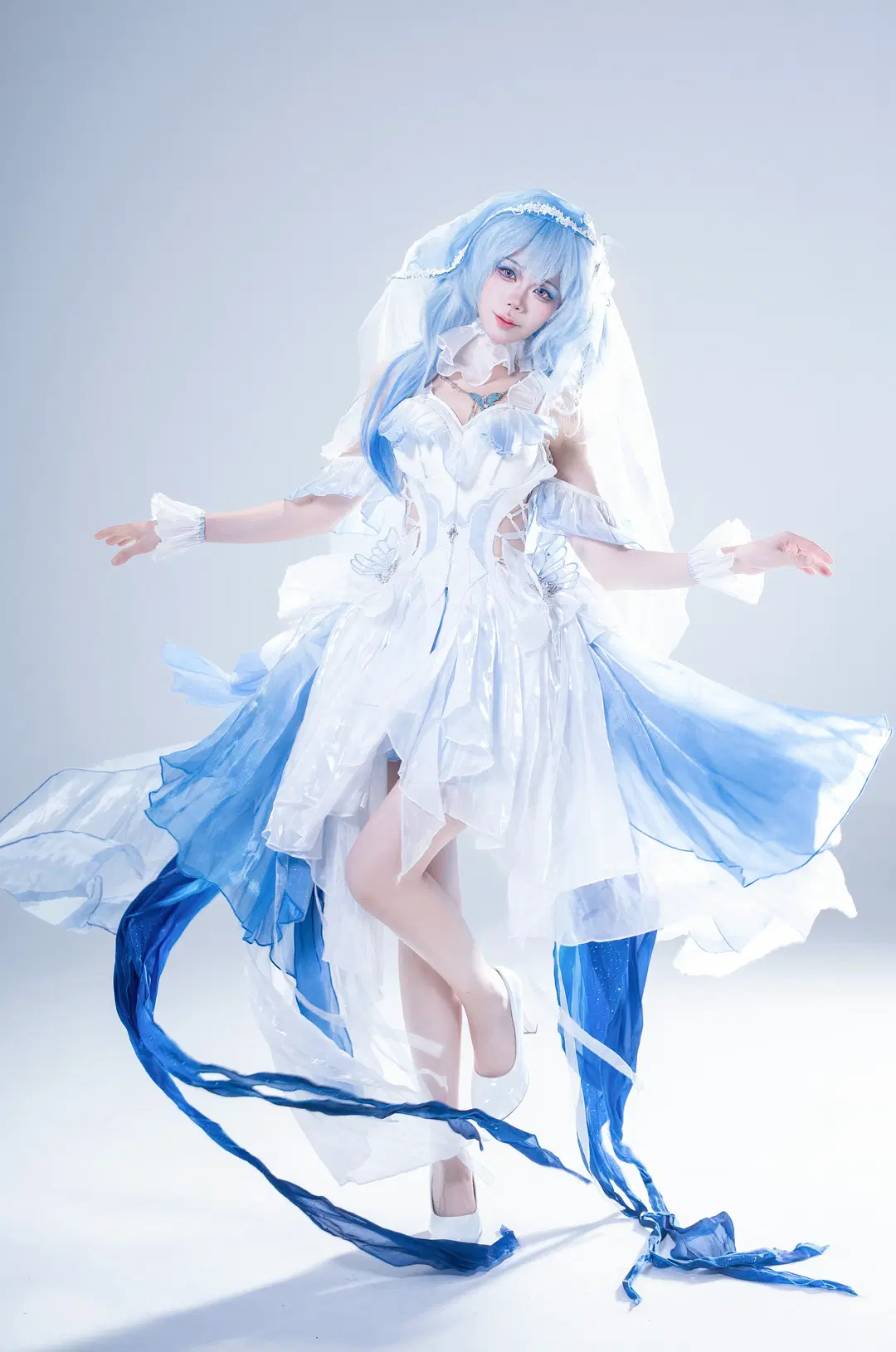 【守岸人cos】鳴潮花嫁月潮星紗，沒有後勤也能自己甩裙襬出片 - 是菱沫沫吖 - 第3張