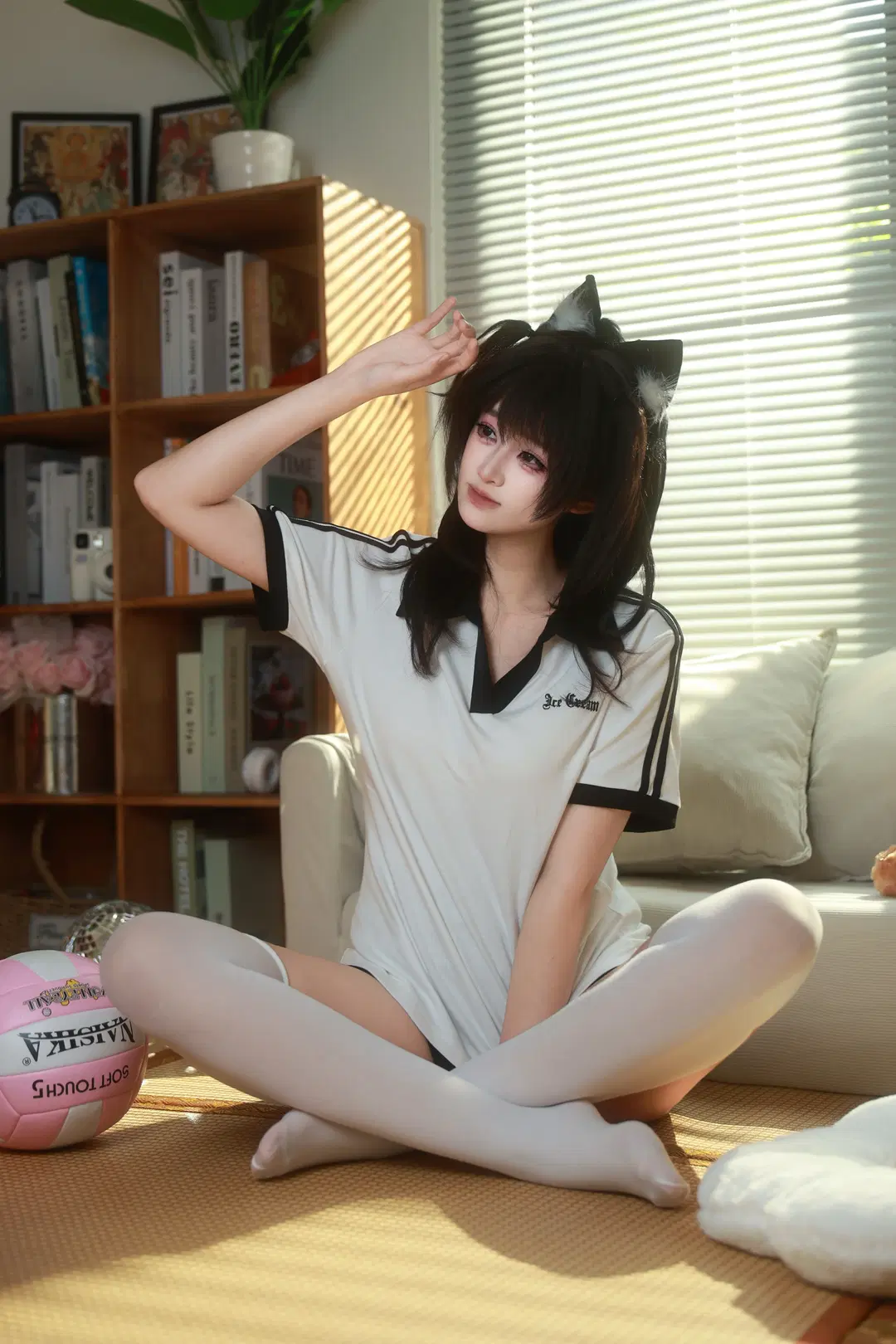 运动服少女的室内棚拍记录，光影与排球的完美结合 - 星期 - 第4张