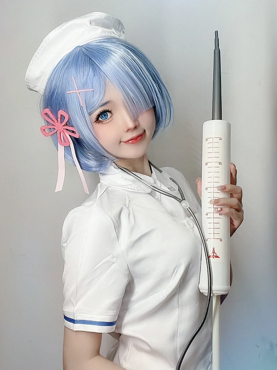 二次元cosplay, 蕾姆cos, 蓝色短发, 护士服, 大针筒道具