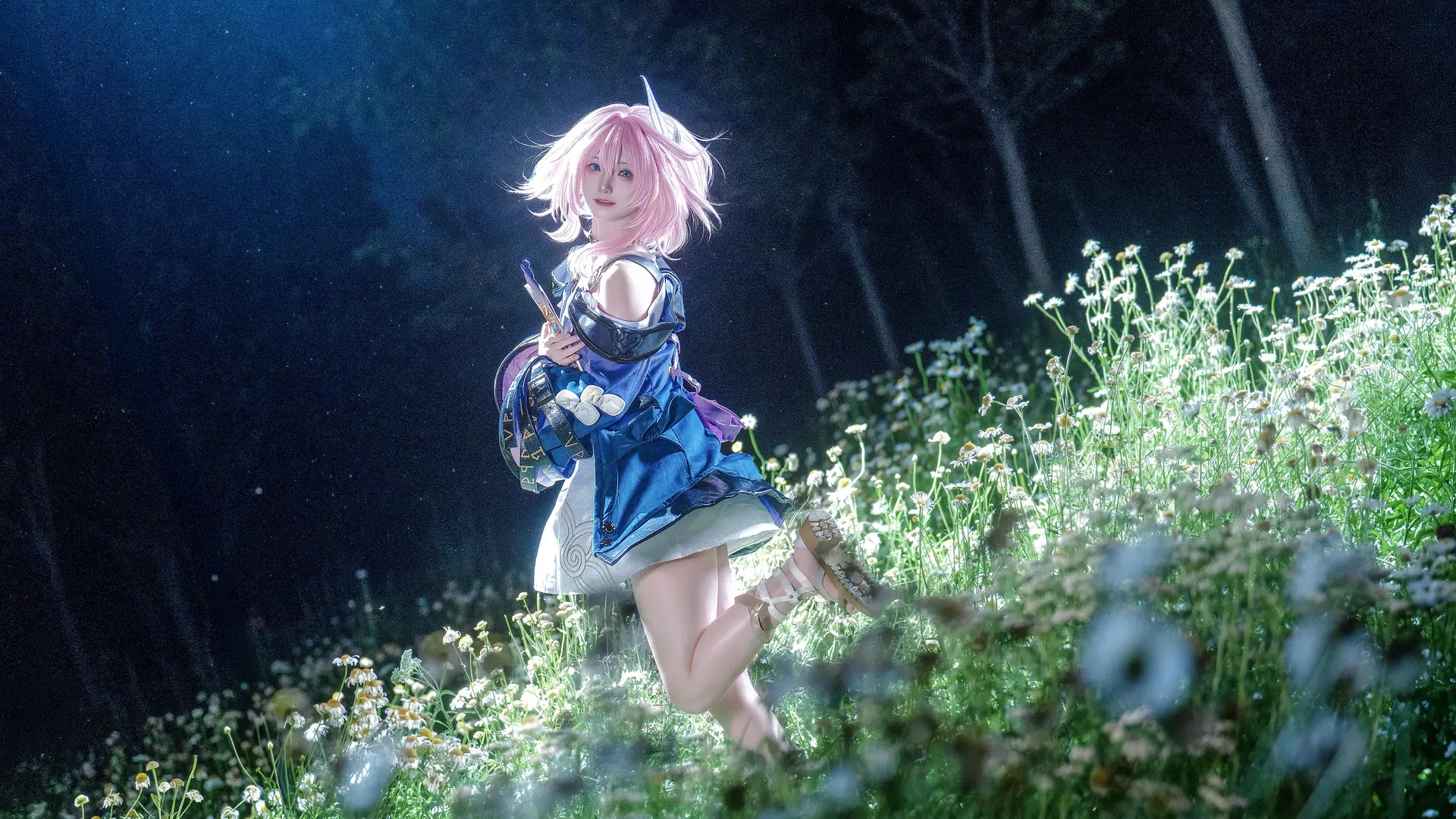 【小昔涟cos】夜晚的雏菊花丛与魔法书页 - SanX_三夏 - 第2张