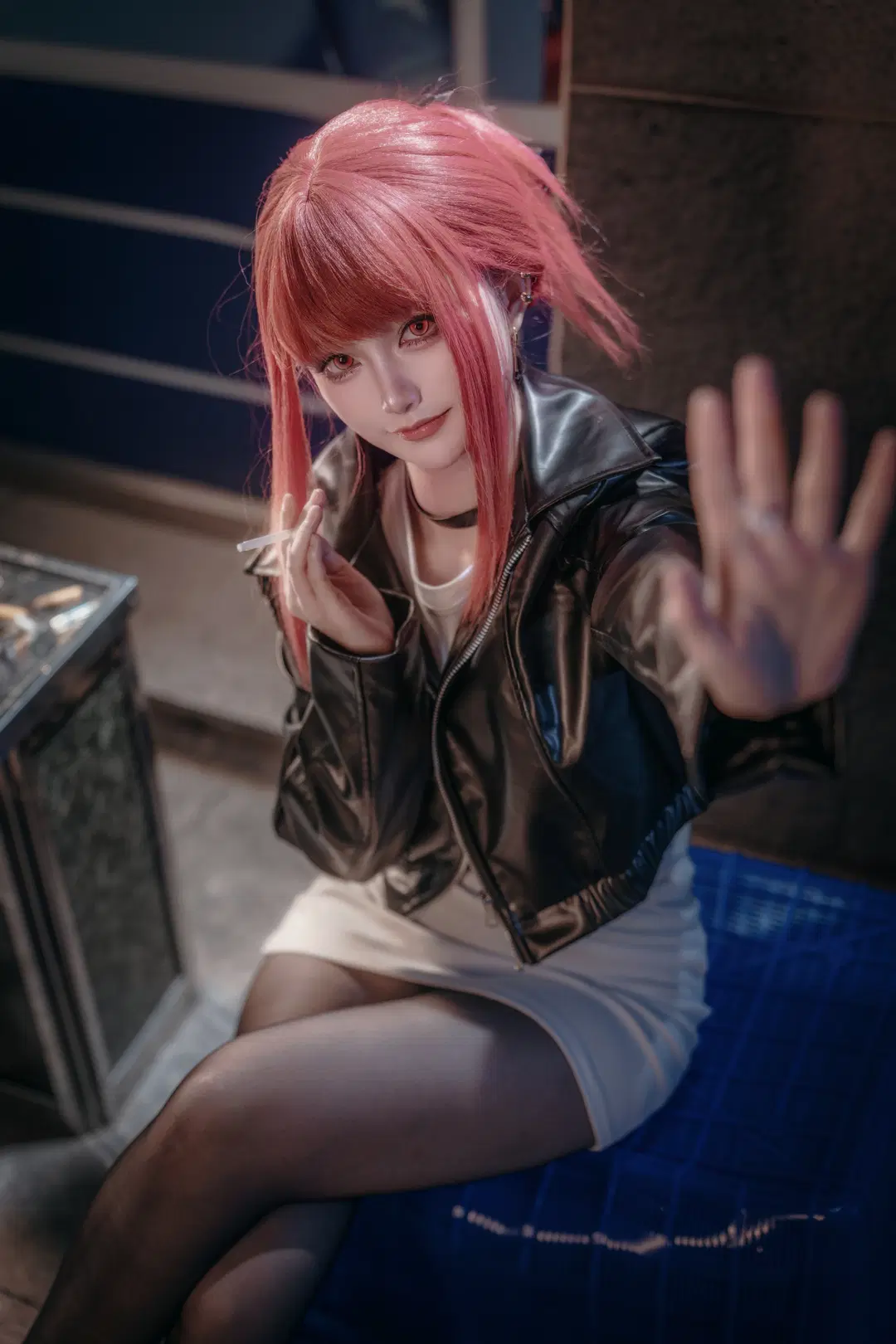 二次元cosplay, 约拍, 夜拍, 皮衣黑丝, 超市后门氛围感