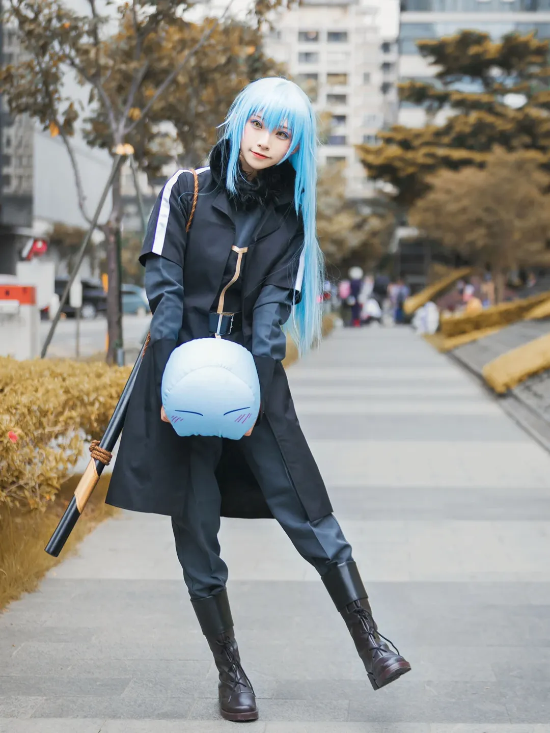 户外摄影, 二次元cosplay, 蓝色假发, 利姆露cos, 黑色风衣