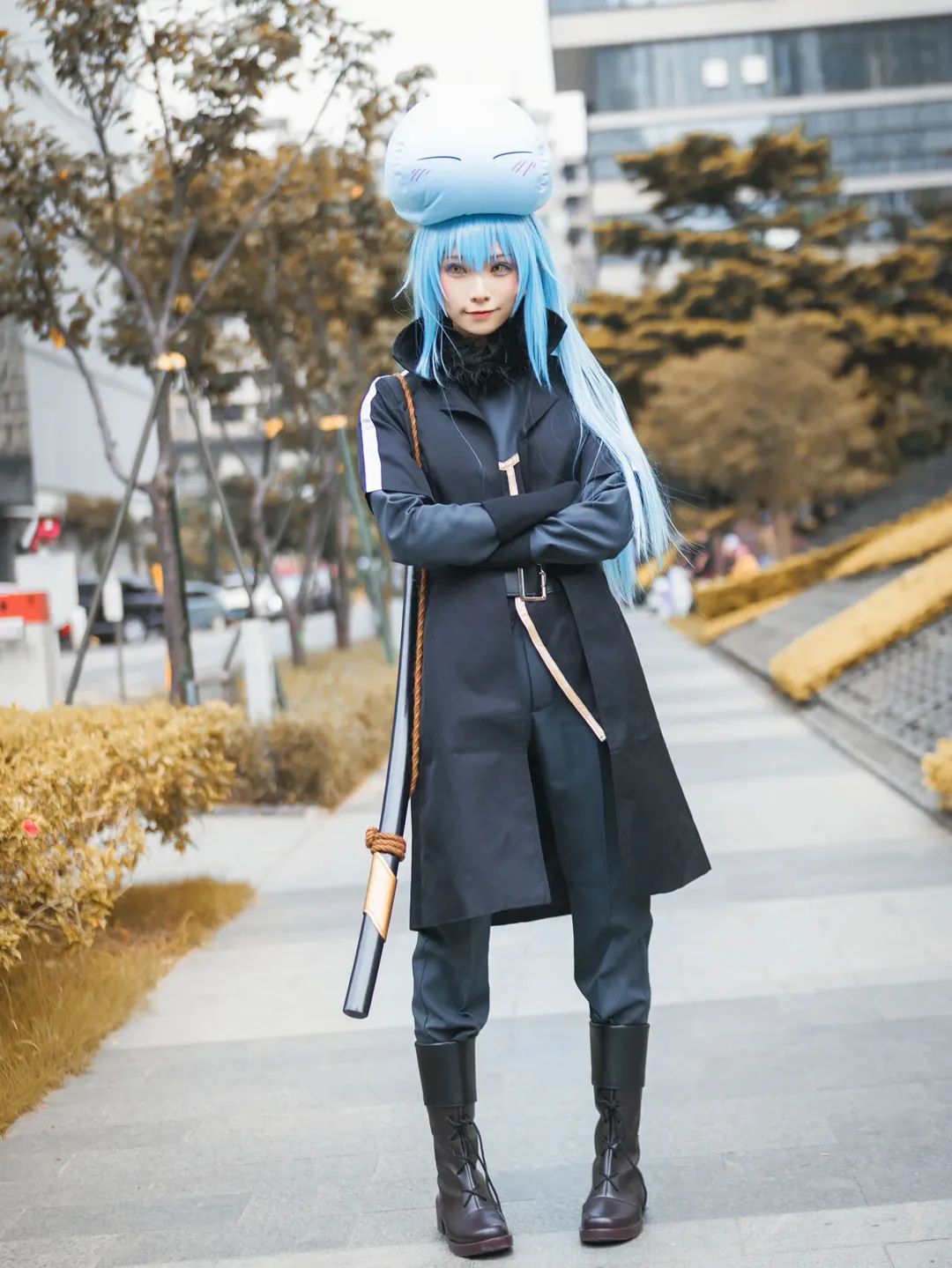 户外摄影, 二次元cosplay, 蓝色假发, 利姆露cos, 黑色风衣 - 第3张