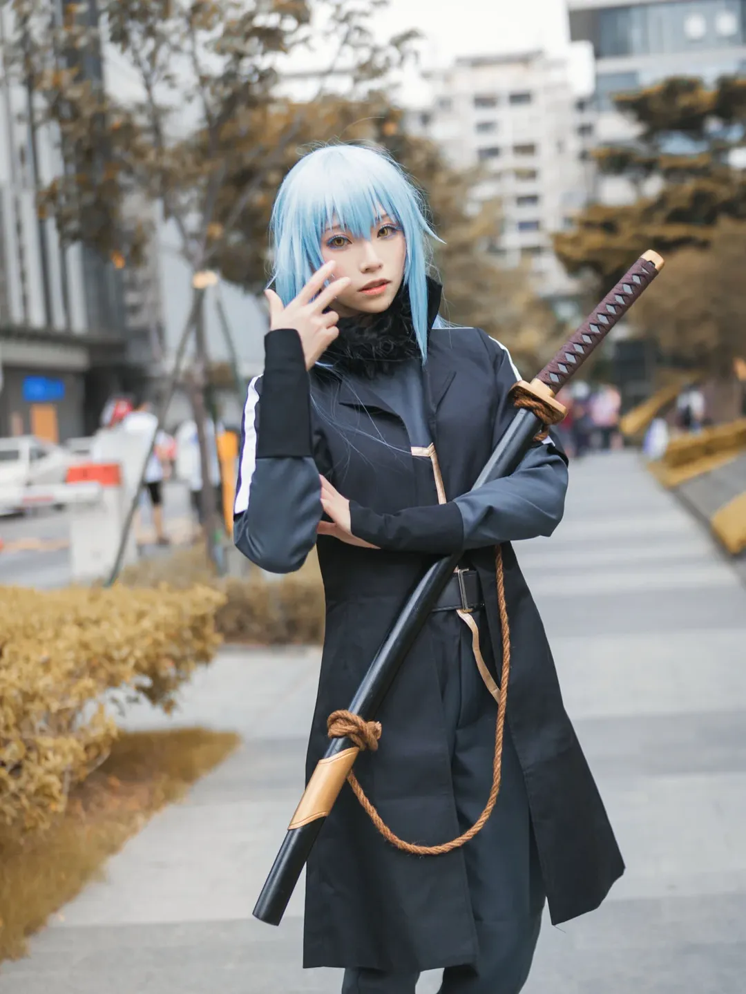 户外摄影, 二次元cosplay, 蓝色假发, 利姆露cos, 黑色风衣 - 第4张