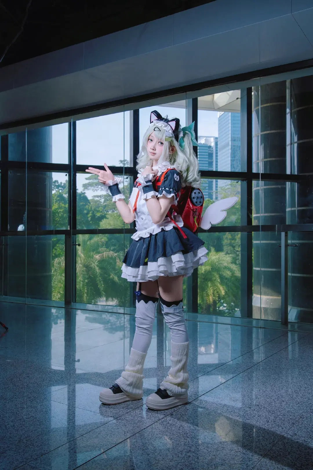 【千夏 コスプレ】ゼンレスゾーンゼロの猫耳メイド、ガラスカーテンウォールに映える躍動の瞬間 - 尤加-Yuga - 10枚目